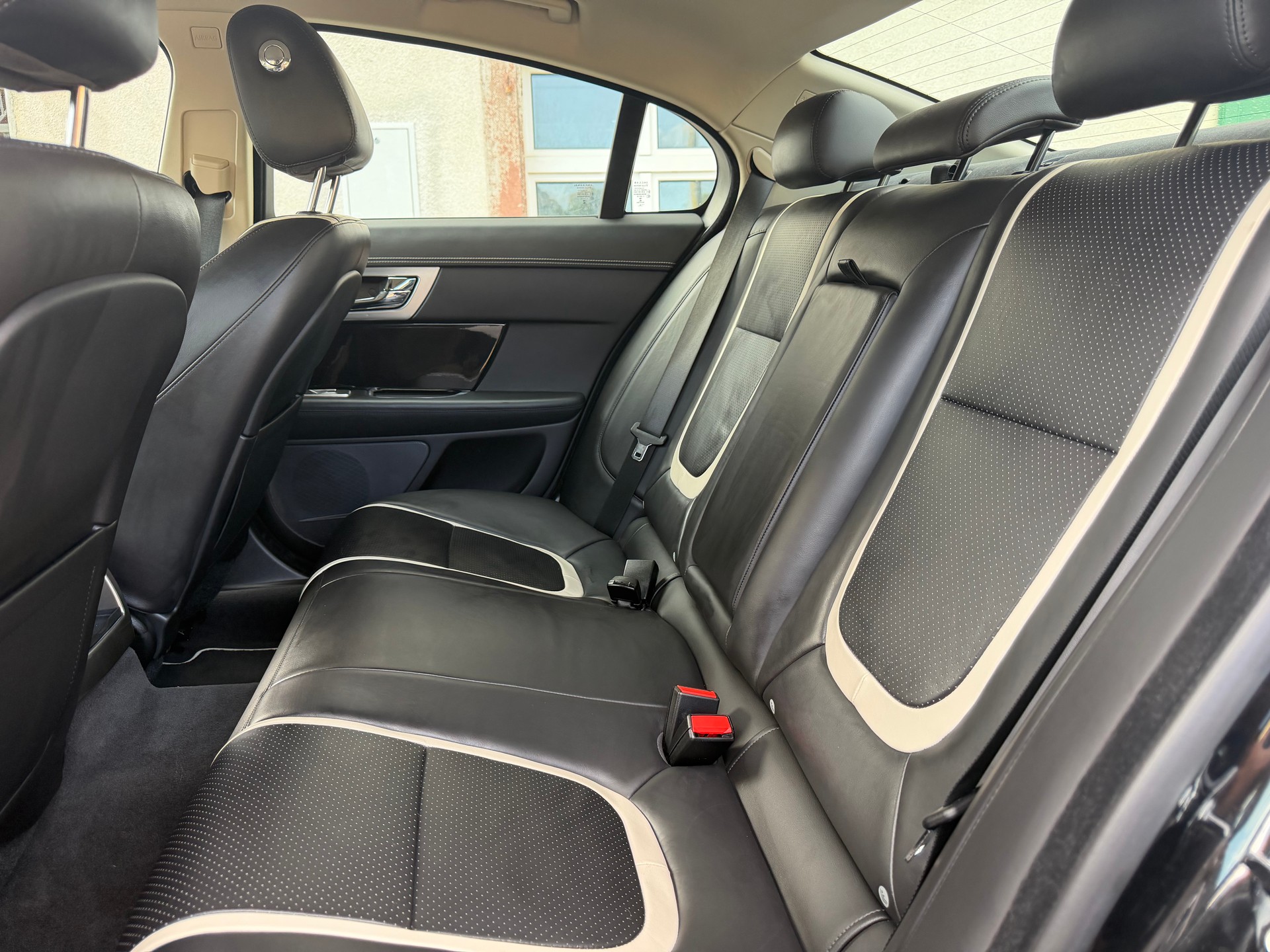 JAGUAR 3.0 V6 S/C Portfolio AWD-image-4