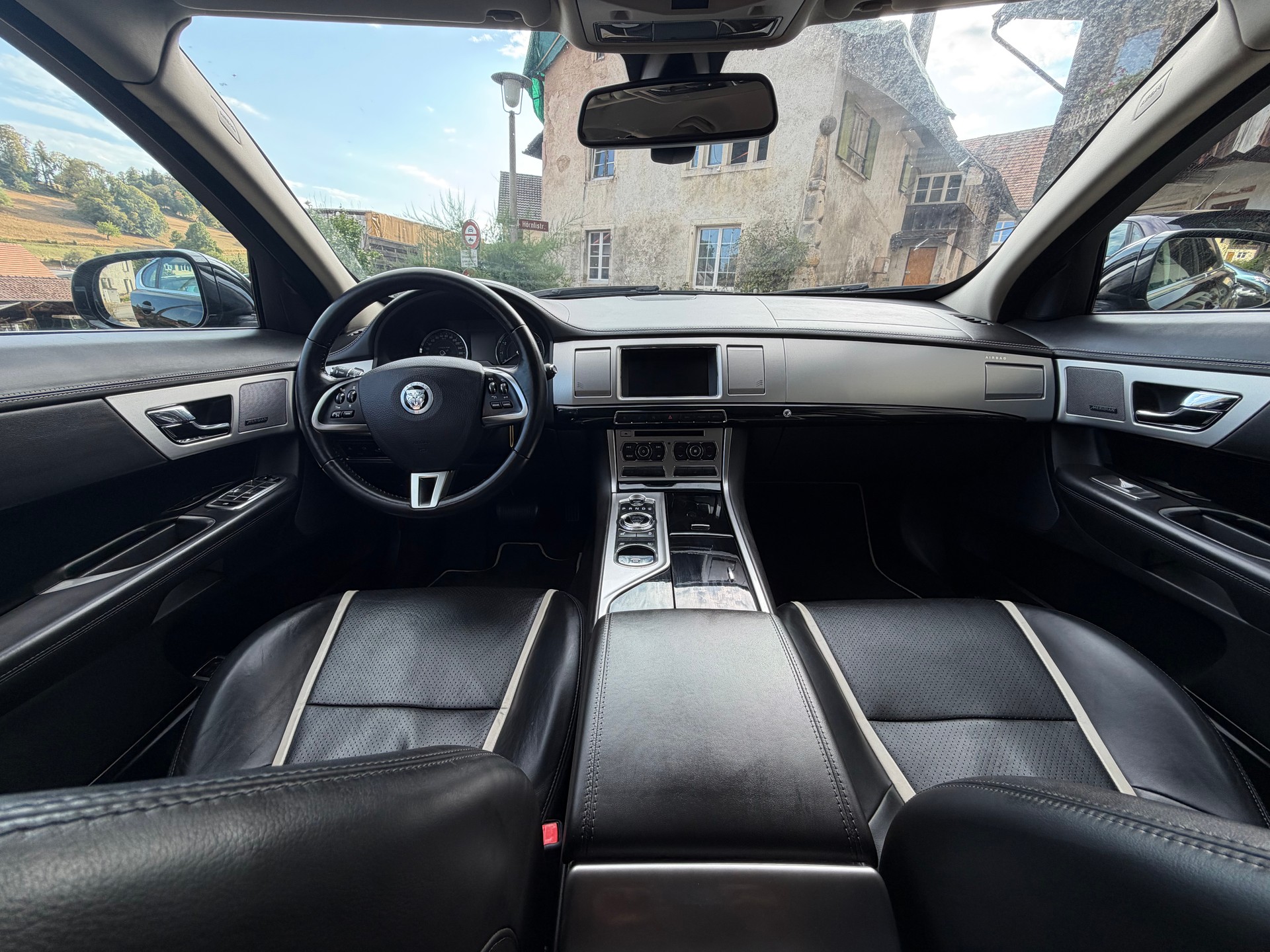 JAGUAR 3.0 V6 S/C Portfolio AWD-image-3