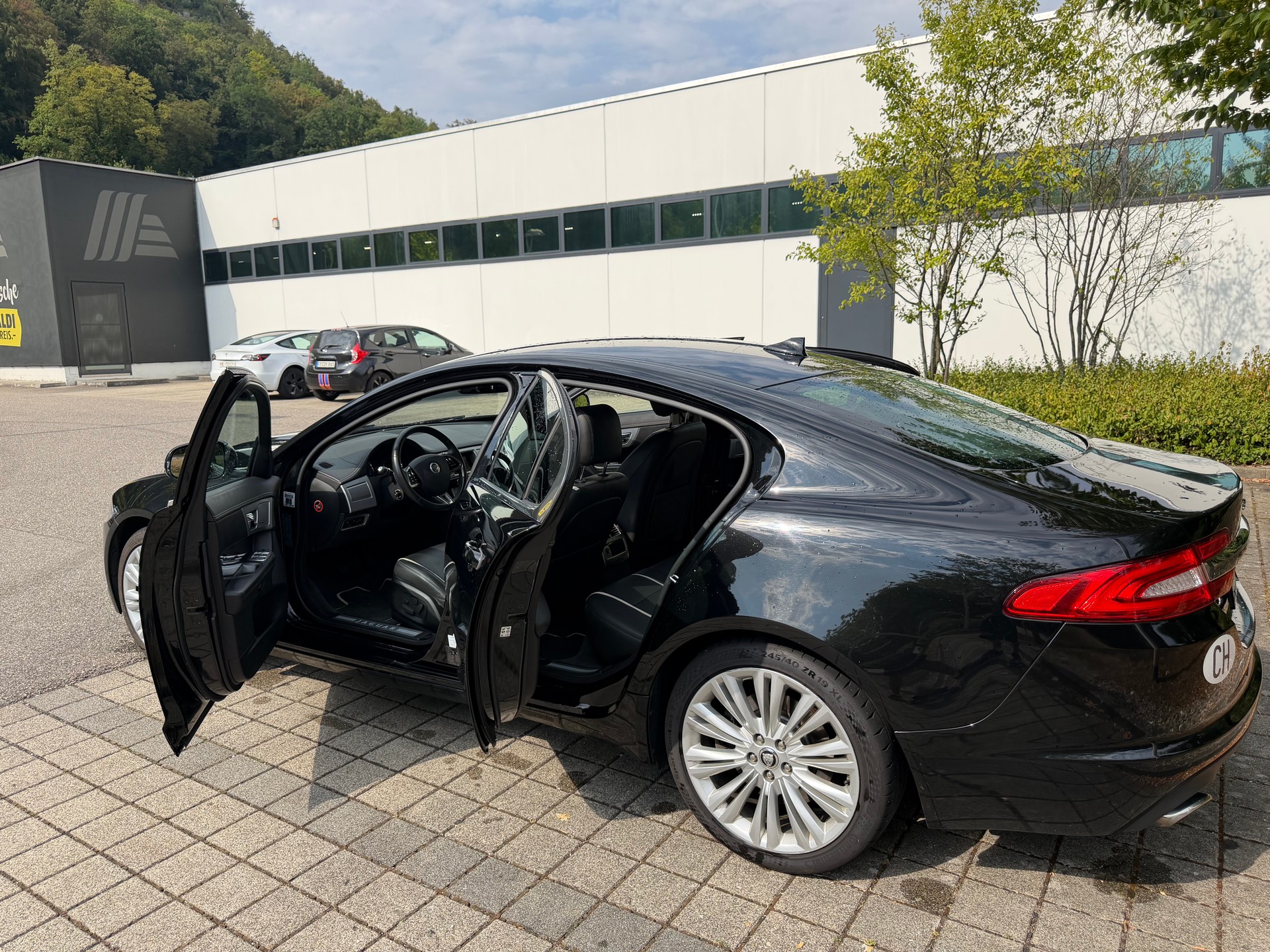 JAGUAR 3.0 V6 S/C Portfolio AWD-image-2
