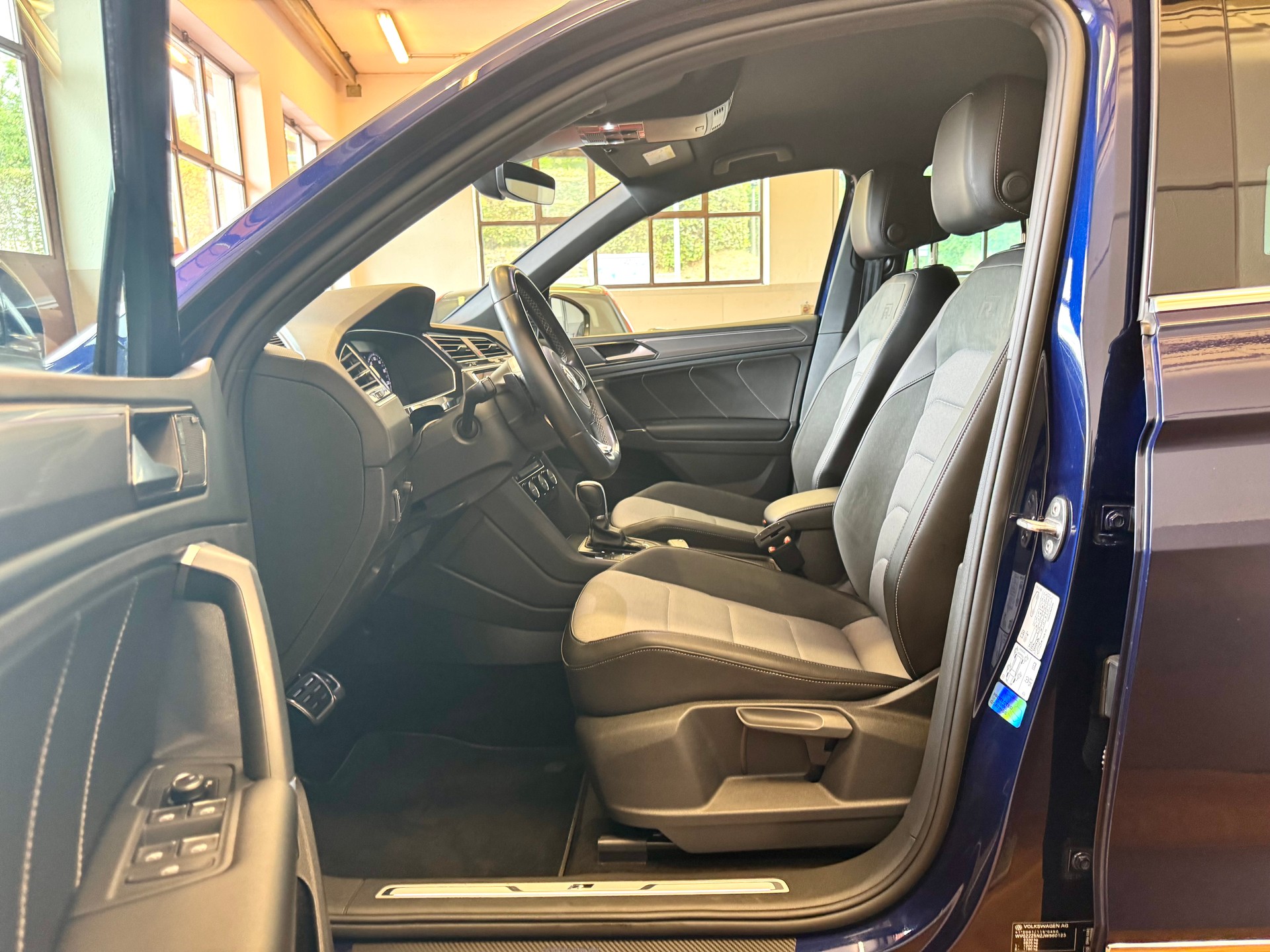 VW Tiguan 2.0 TDI SCR R-Line 4Motion DSG-image-16