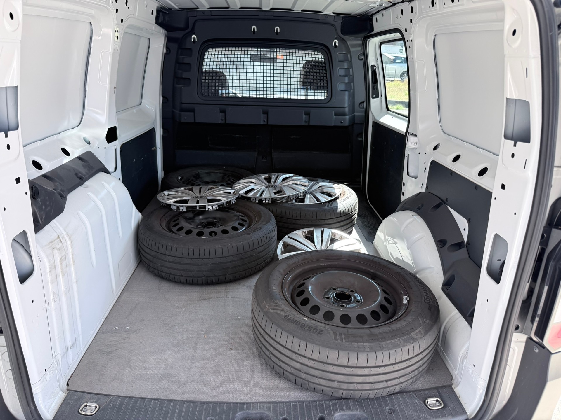 VW Caddy Cargo 2.0TDI Maxi-image-17