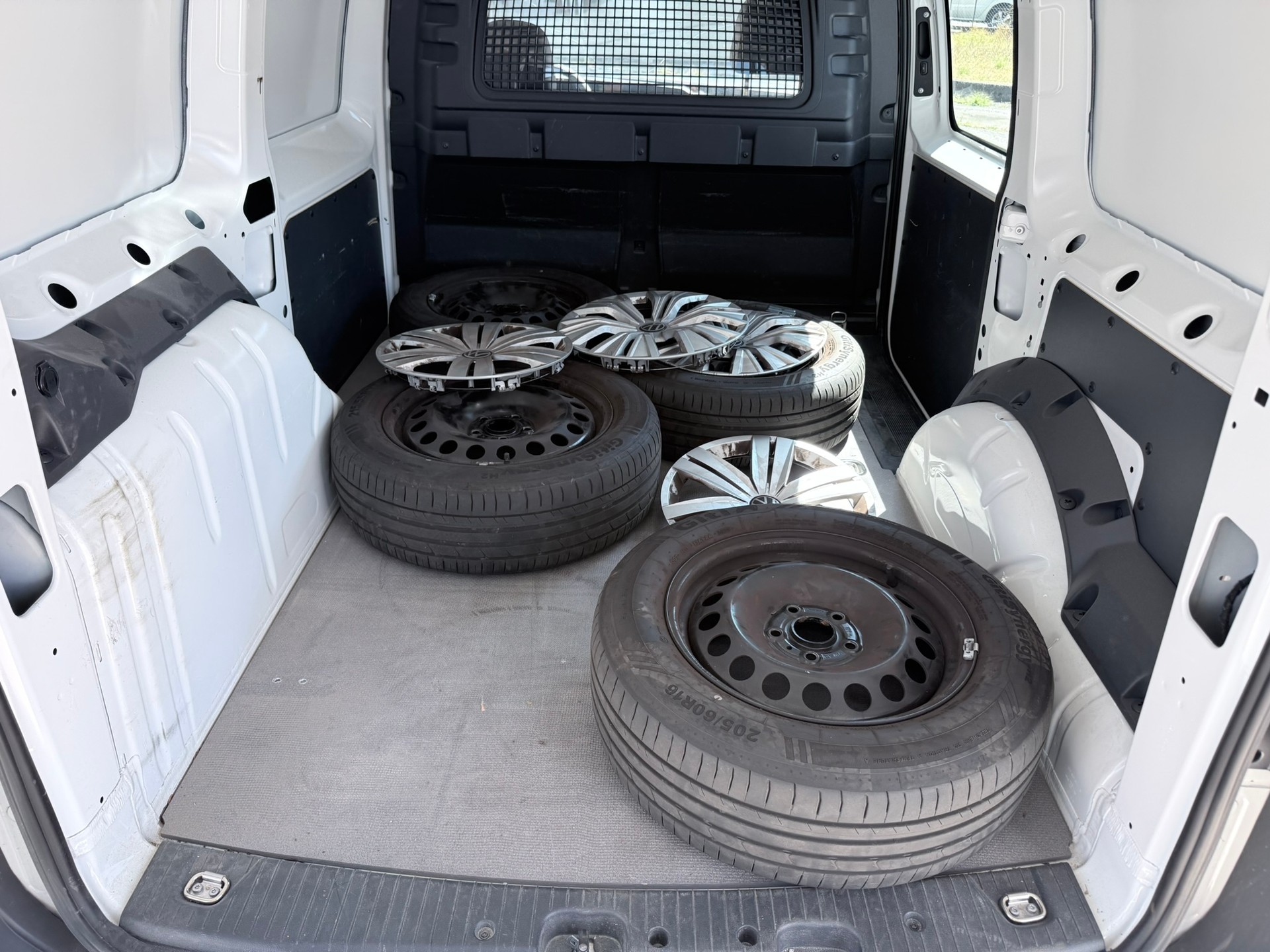 VW Caddy Cargo 2.0TDI Maxi-image-19