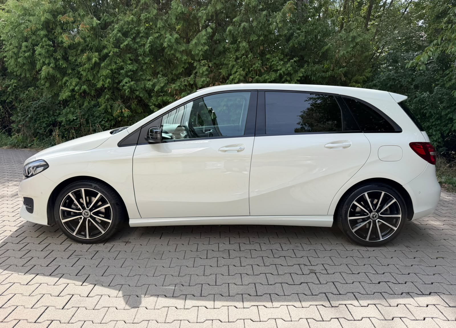 MERCEDES-BENZ B 220 Urban 4Matic 7G-DCT-image-1