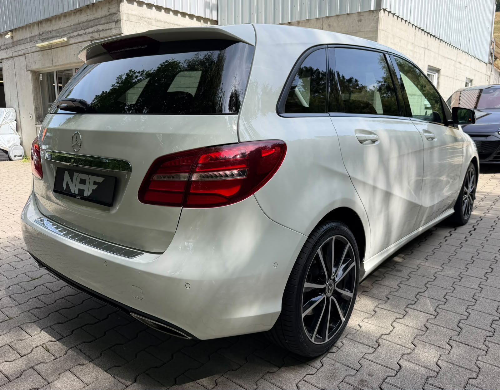 MERCEDES-BENZ B 220 Urban 4Matic 7G-DCT-image-4
