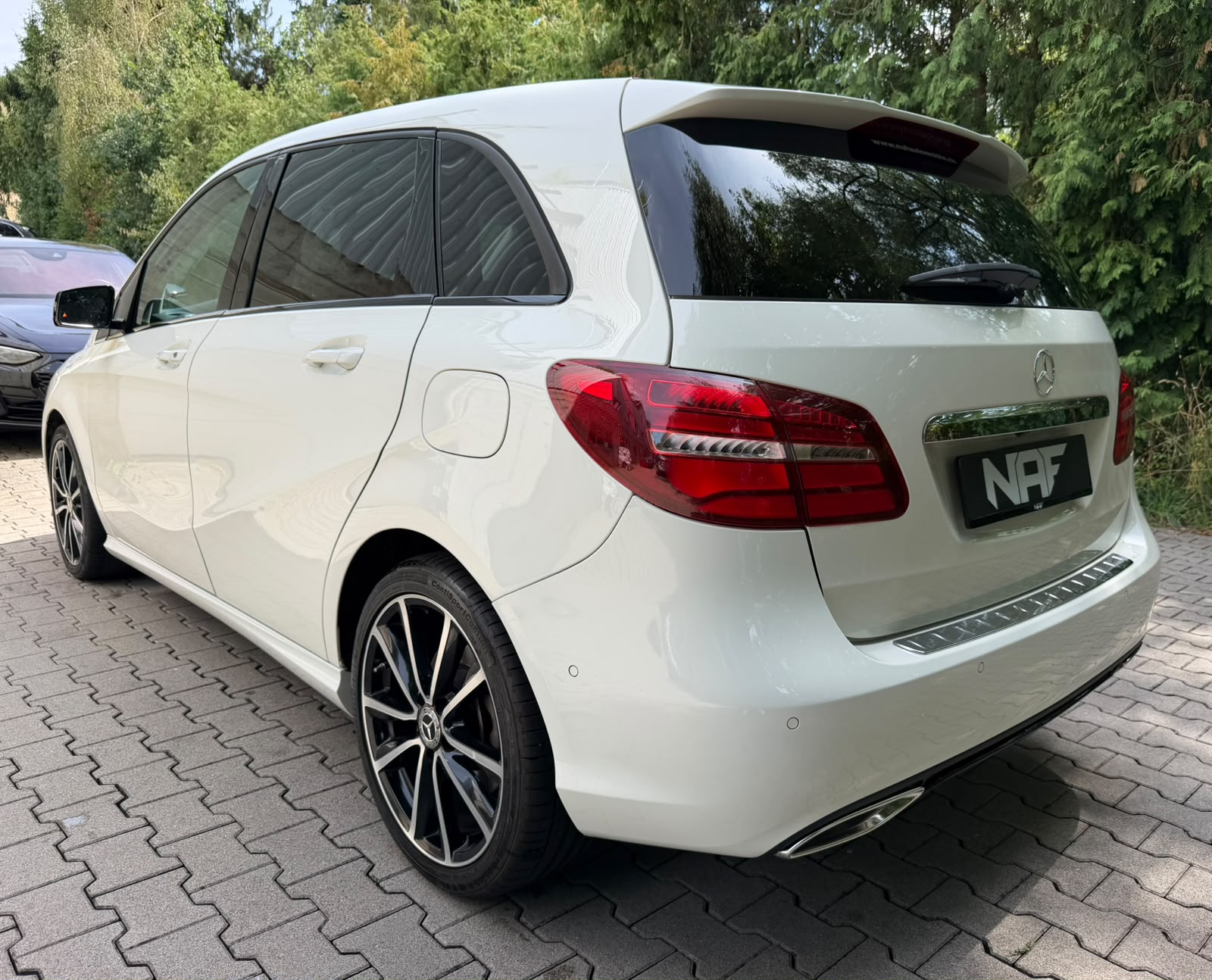 MERCEDES-BENZ B 220 Urban 4Matic 7G-DCT-image-2