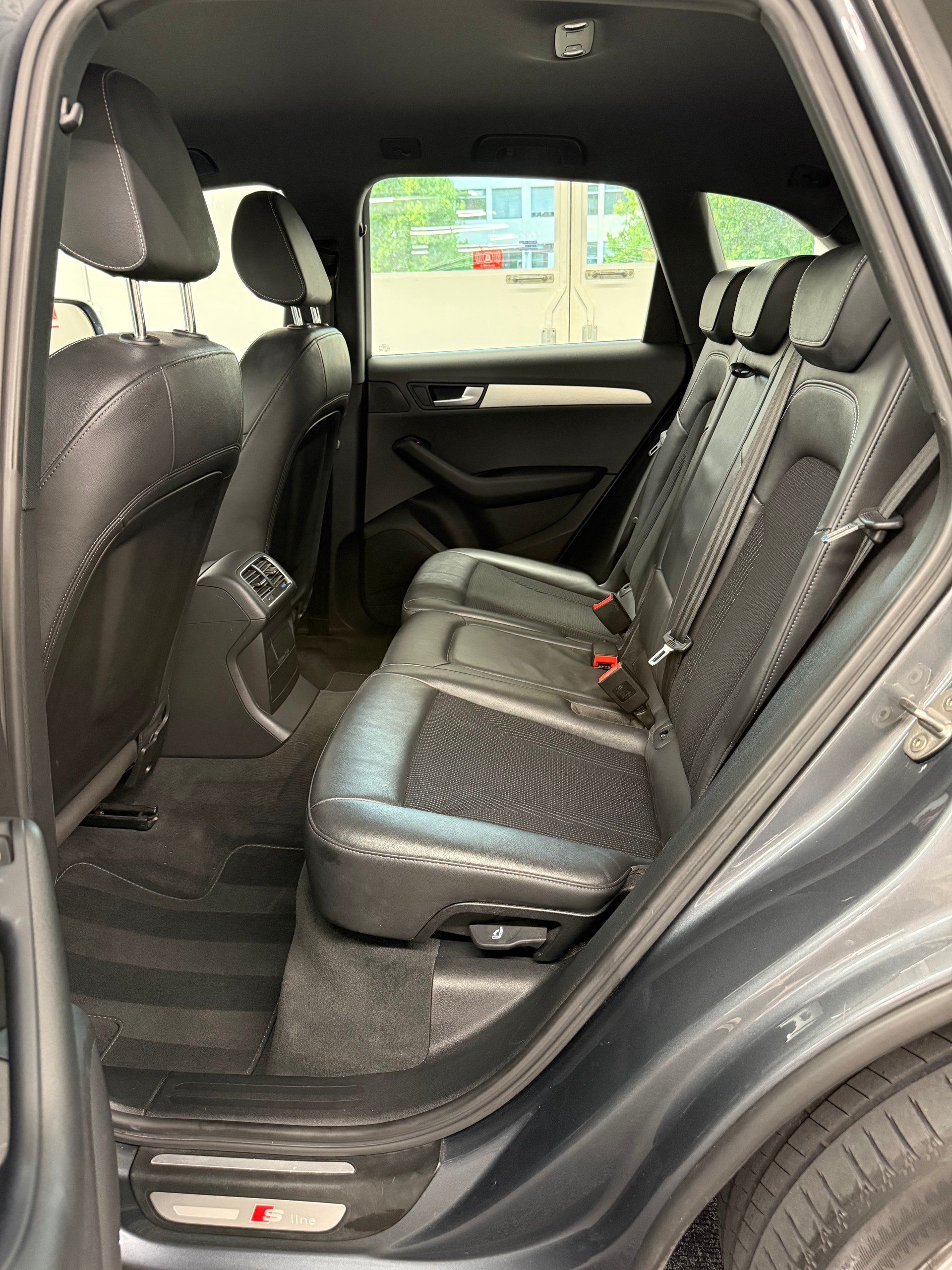 AUDI Q5 2.0 TFSI quattro S-Line-image-17