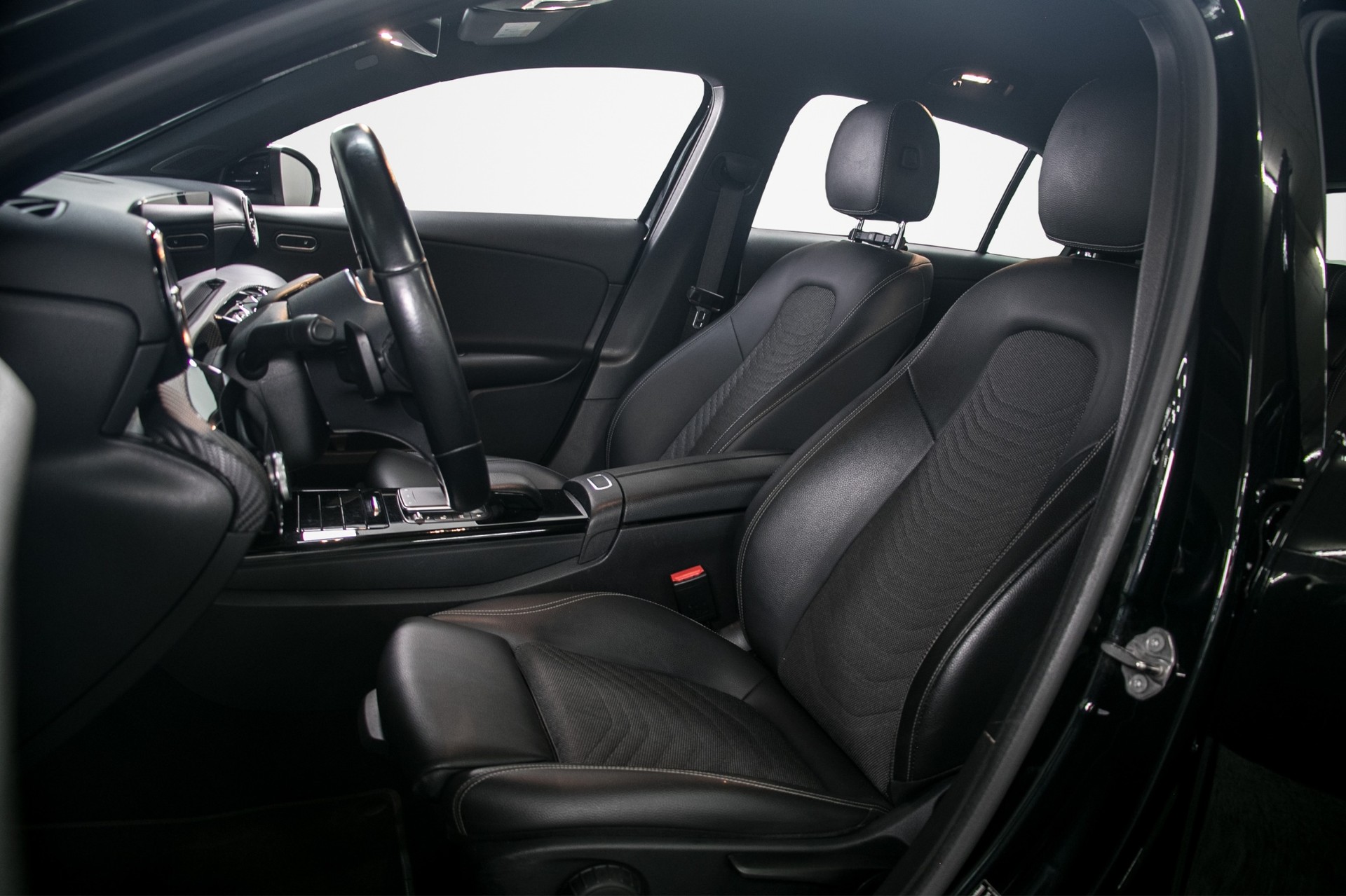 MERCEDES-BENZ A 200 d 4Matic Style-image-8