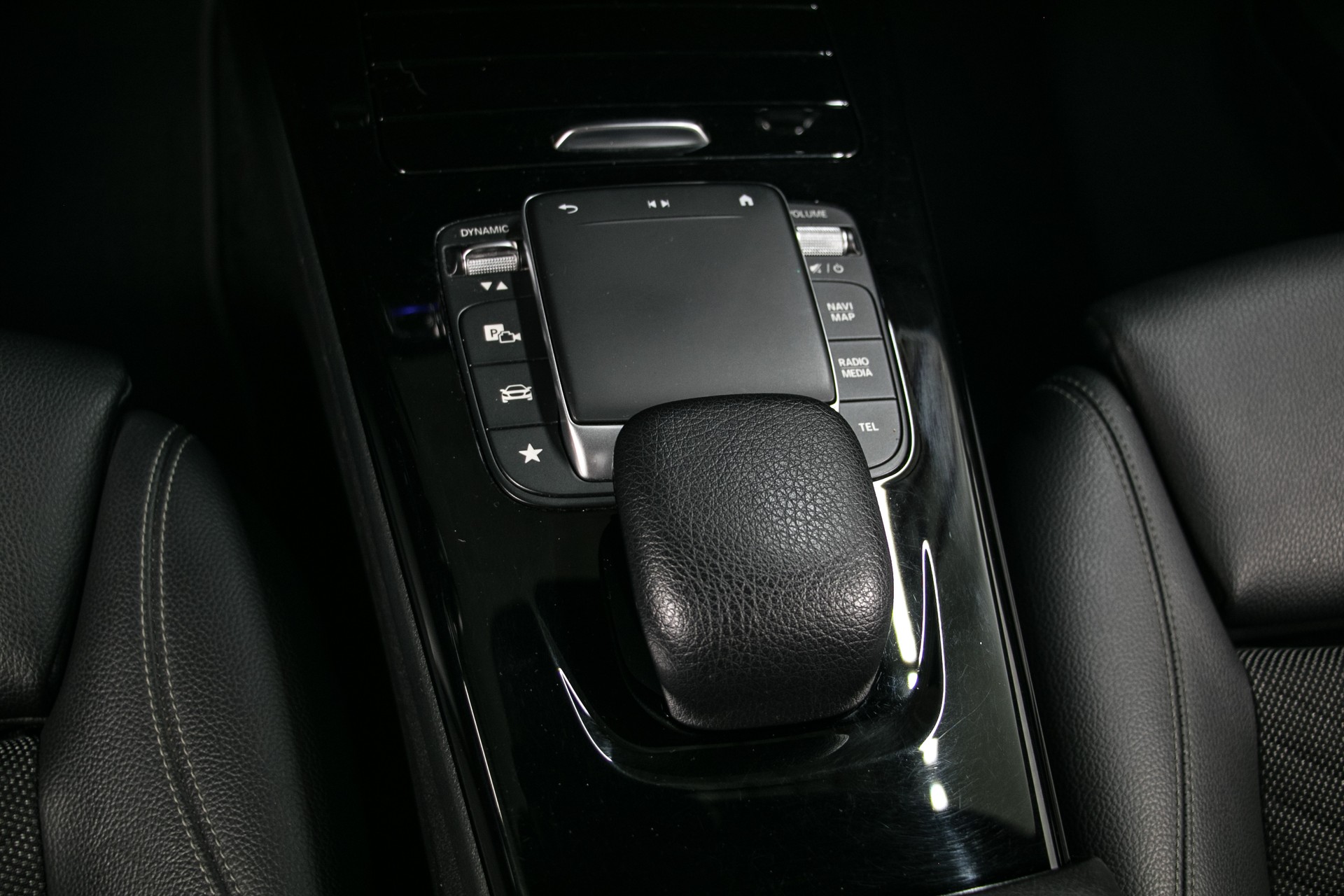 MERCEDES-BENZ A 200 d 4Matic Style-image-6