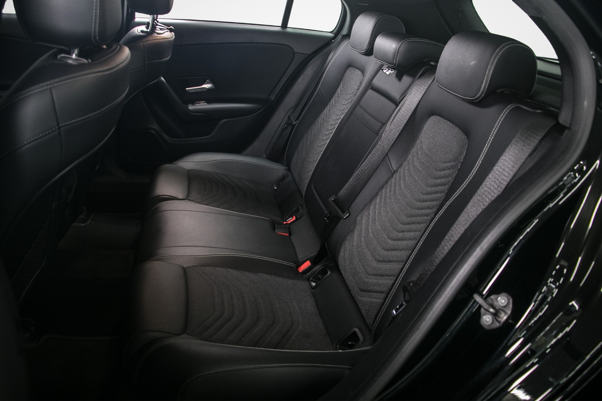 MERCEDES-BENZ A 200 d 4Matic Style-image-9