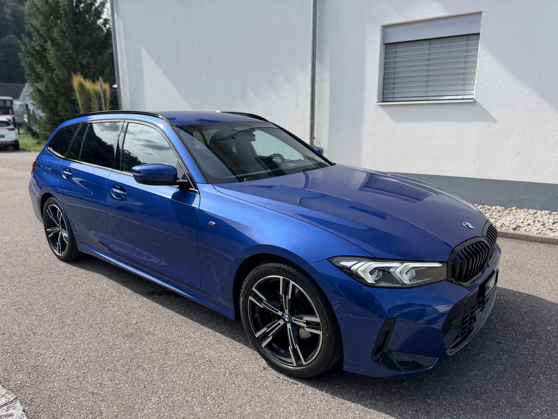BMW 320d xDrive 48V Touring Steptronic M Sport-image-2