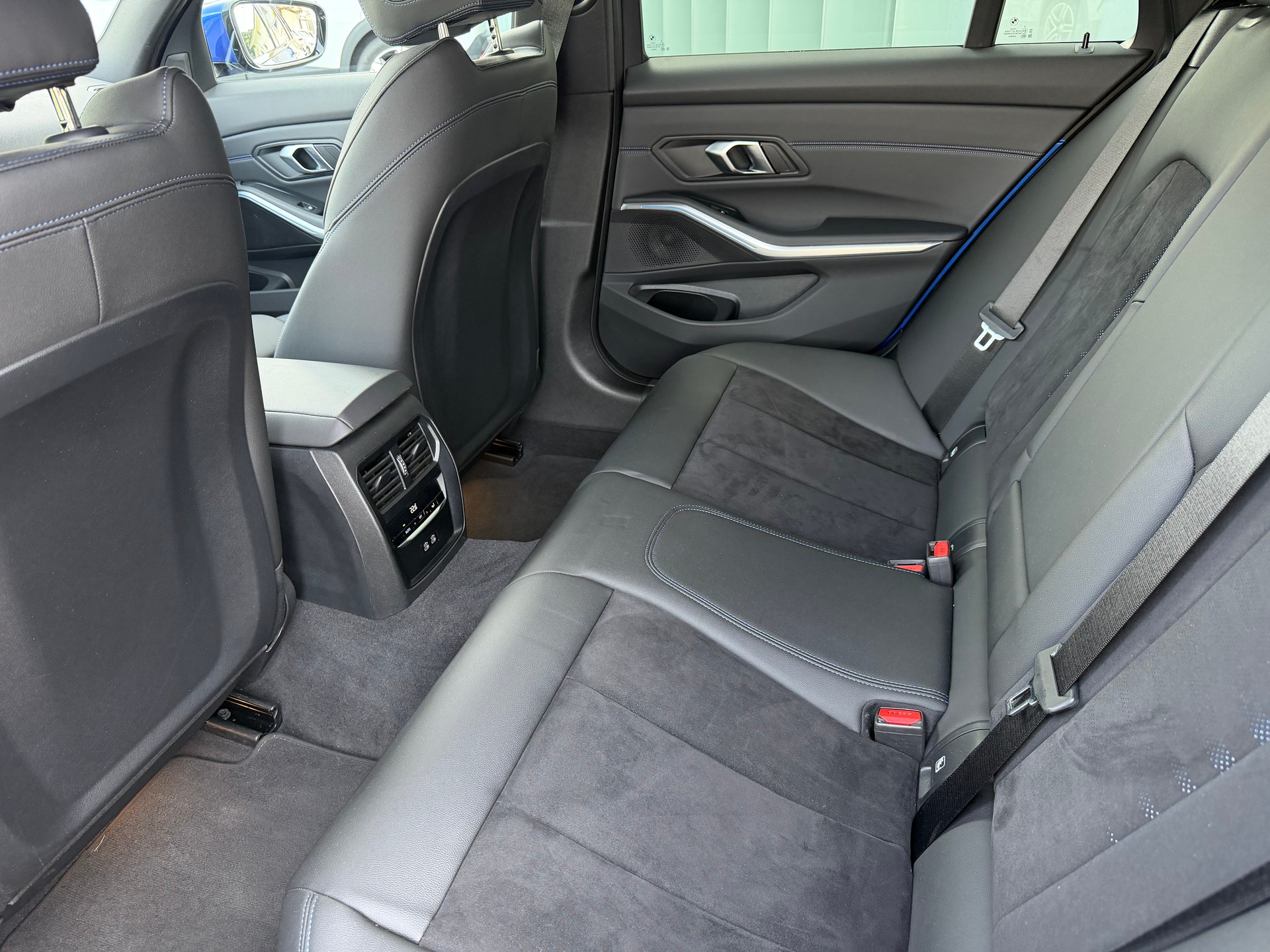 BMW 320d xDrive 48V Touring Steptronic M Sport-image-17