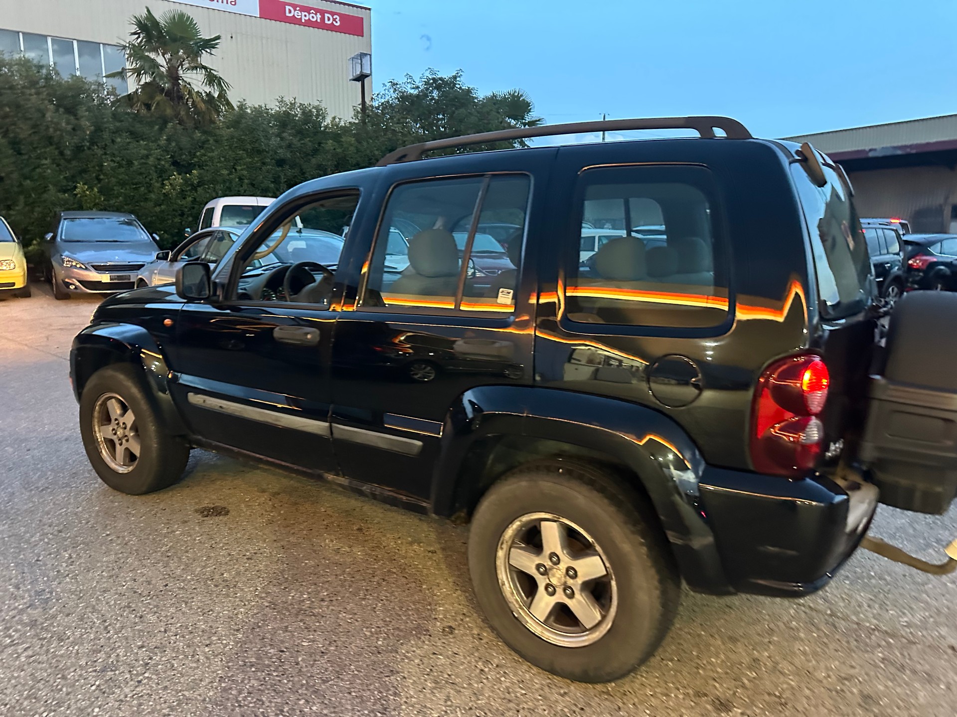 JEEP Cherokee 2.8 CRD 65th Anniversary Edition-image-14
