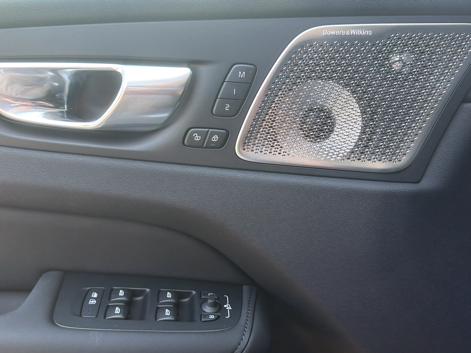 VOLVO XC60 2.0 T8 TE Black Edition eAWD-image-17