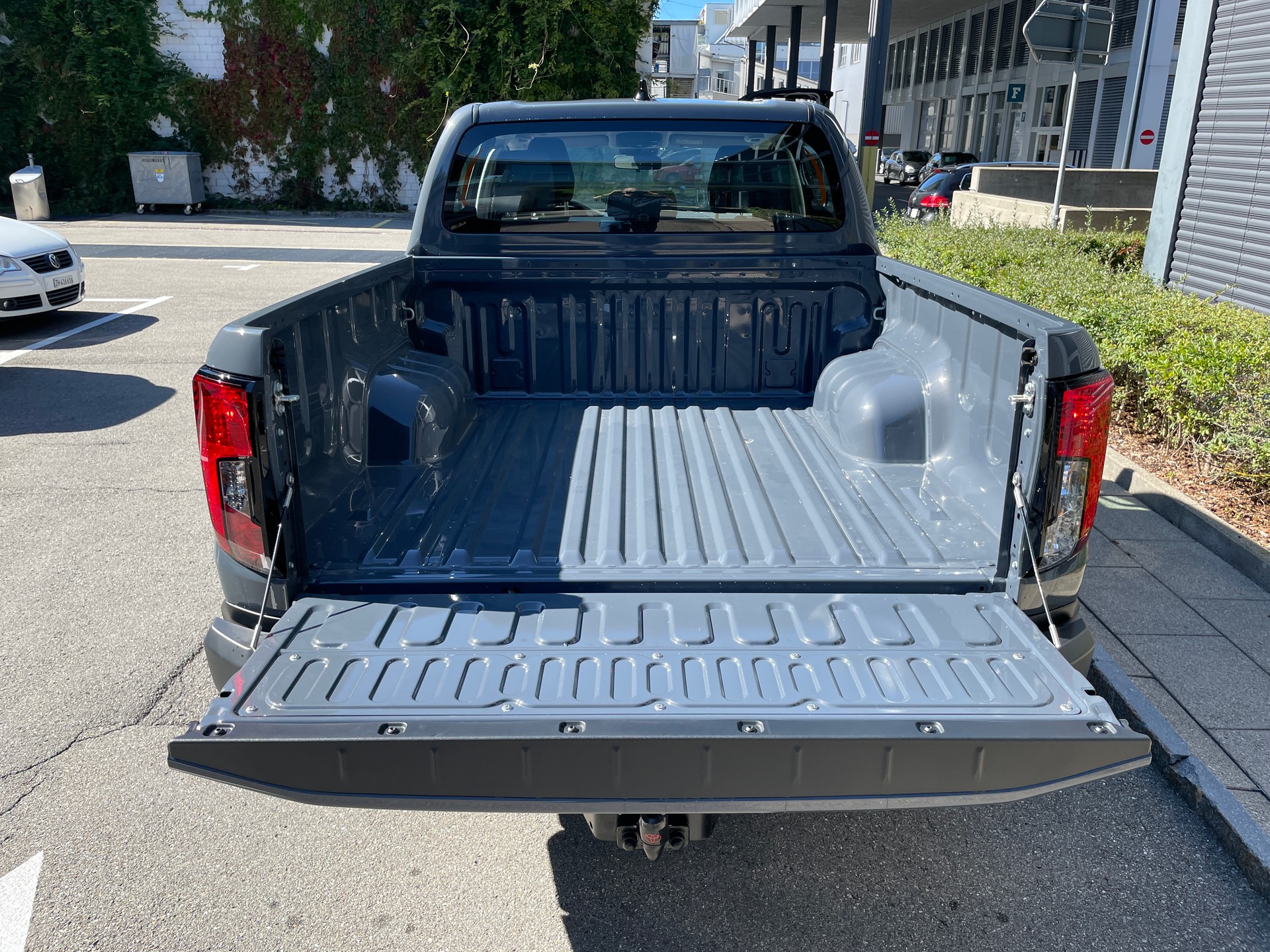 TOYOTA Hilux 2.8d MHEV Active Double Cab 4x4 mit AHK-image-4