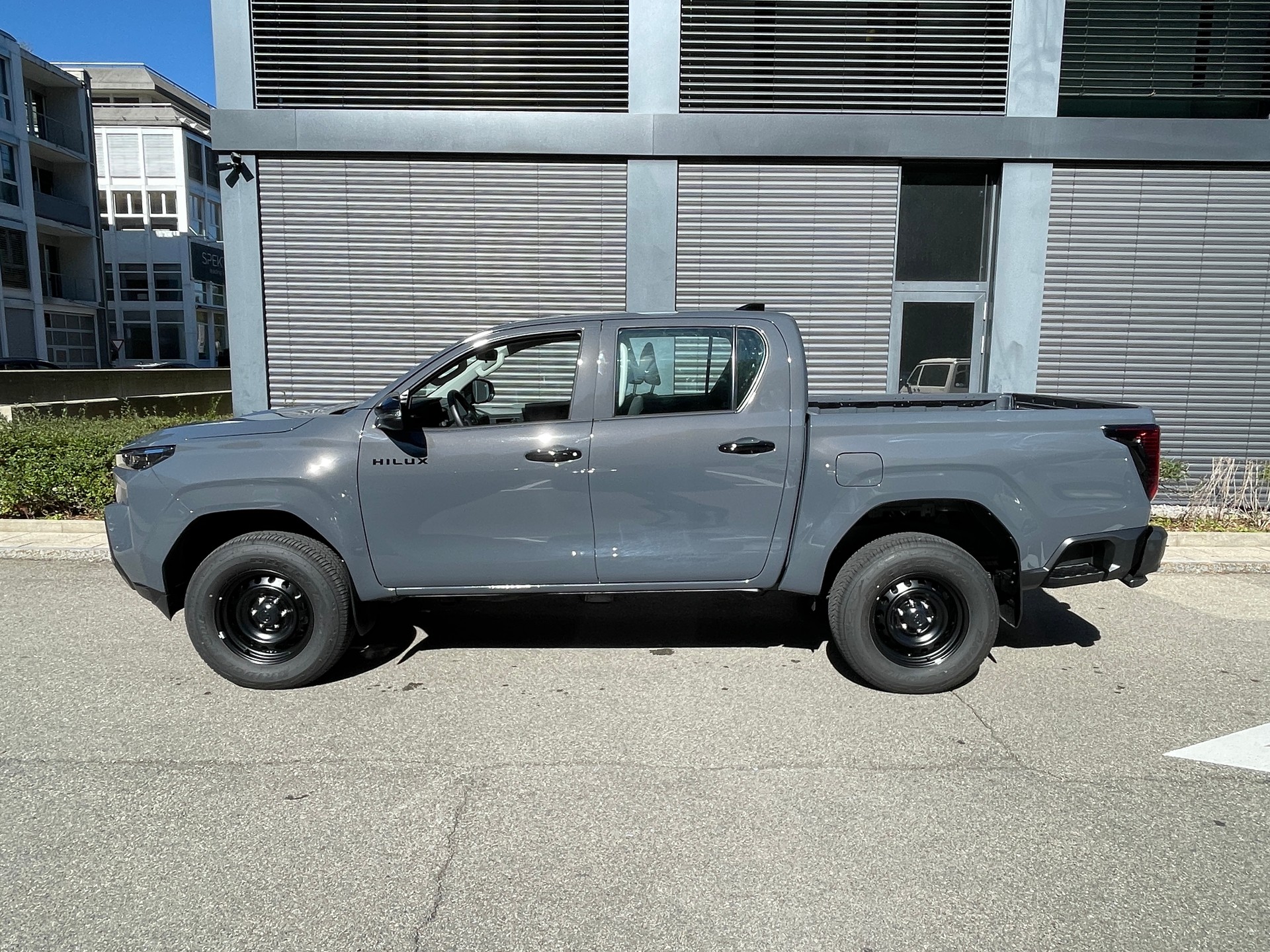 TOYOTA Hilux 2.8d MHEV Active Double Cab 4x4 mit AHK-image-1
