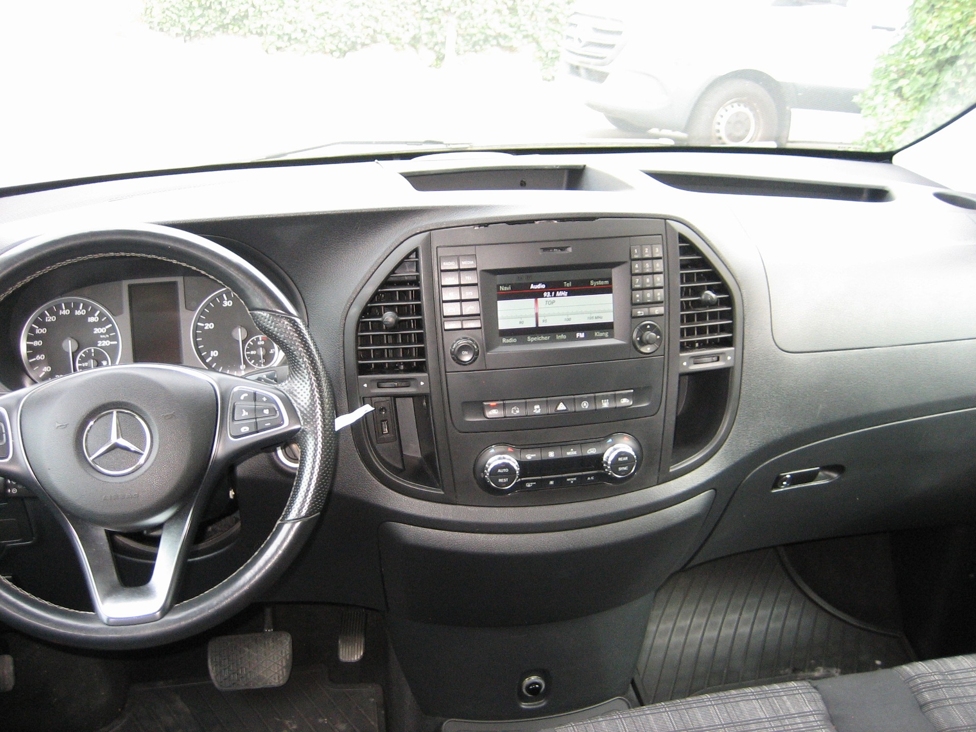 MERCEDES-BENZ 119-image-7