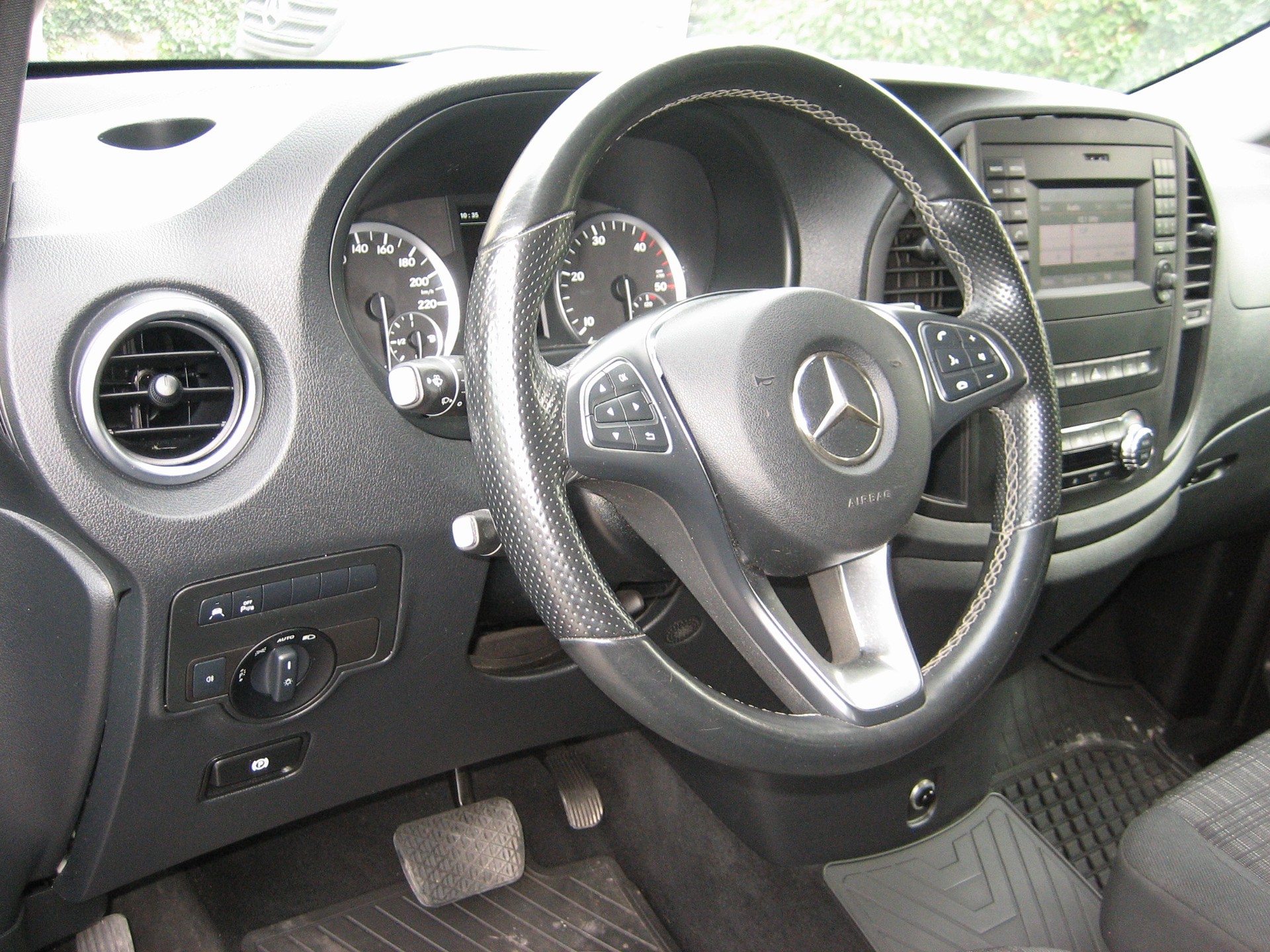 MERCEDES-BENZ 119-image-8