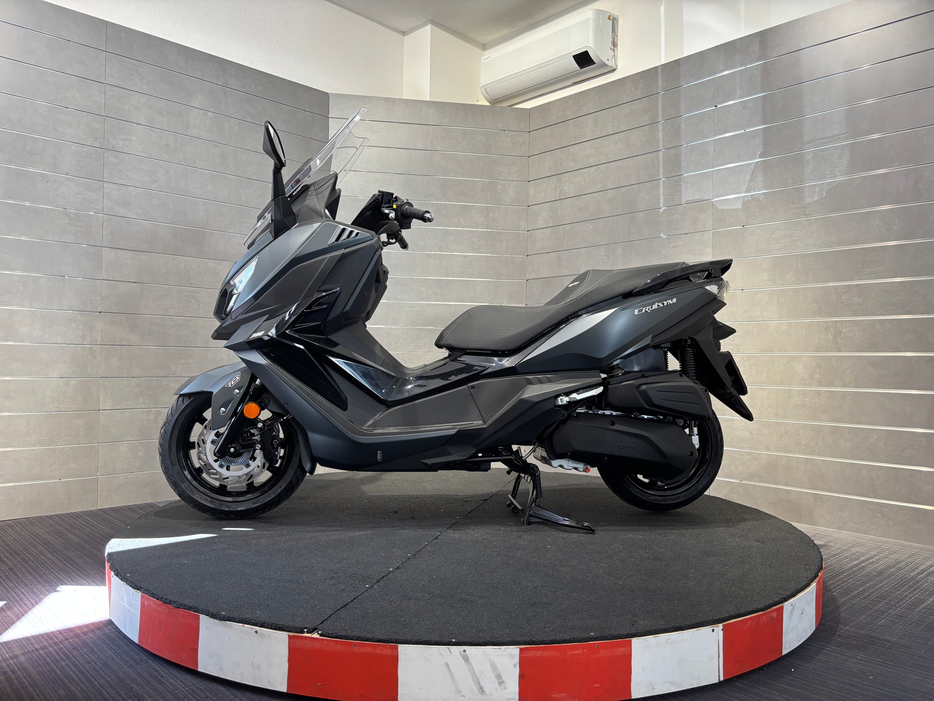 SYM Cruisym 300 i-showroom-element-1