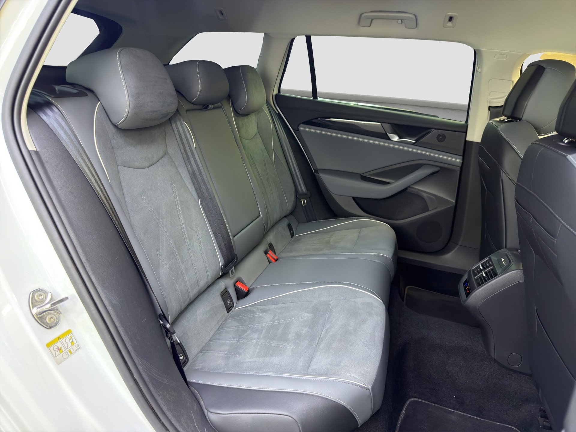 VW Passat Variant 2.0 TDI evo Business DSG-image-14