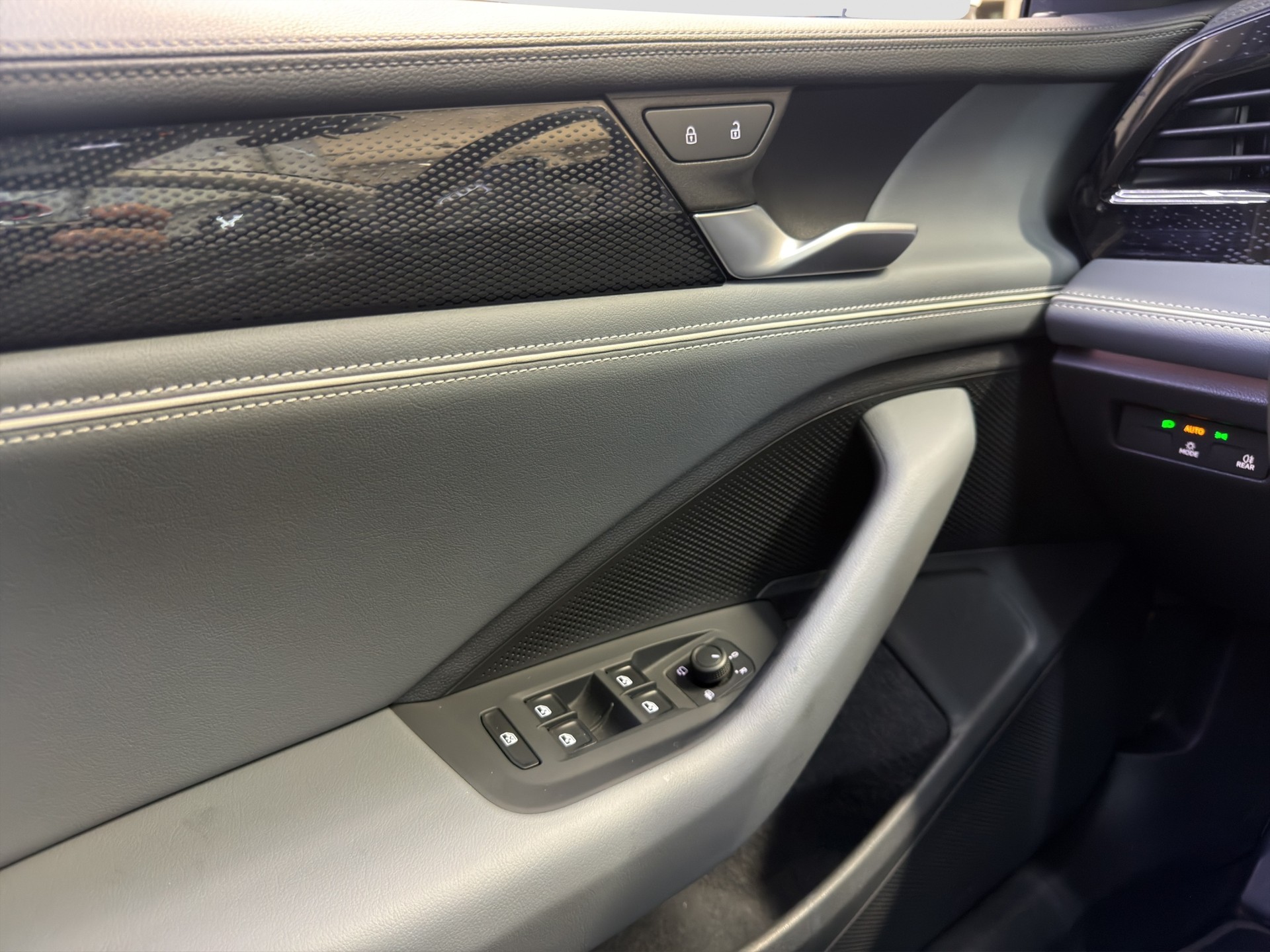VW Passat Variant 2.0 TDI evo Business DSG-image-31