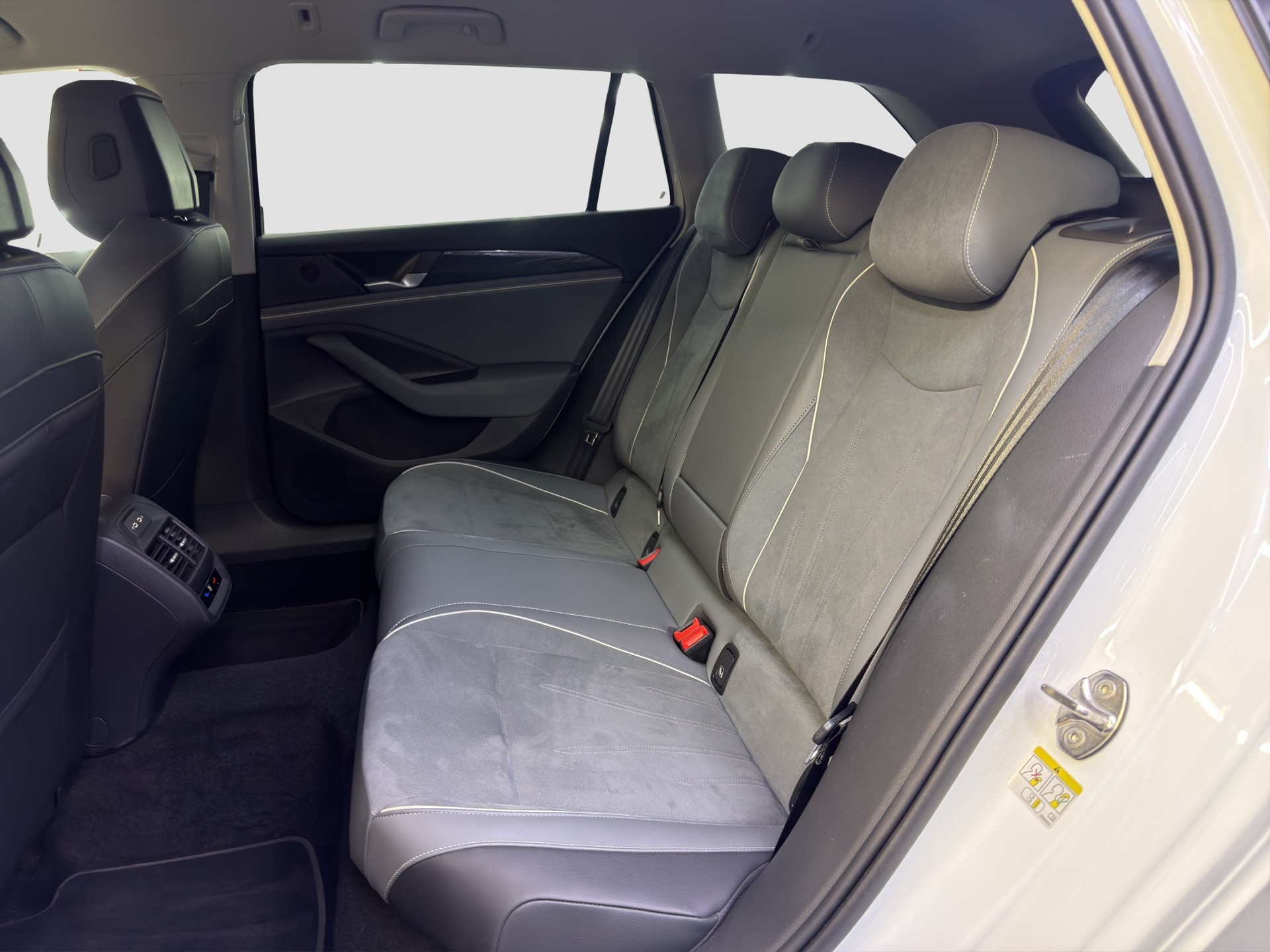 VW Passat Variant 2.0 TDI evo Business DSG-image-12