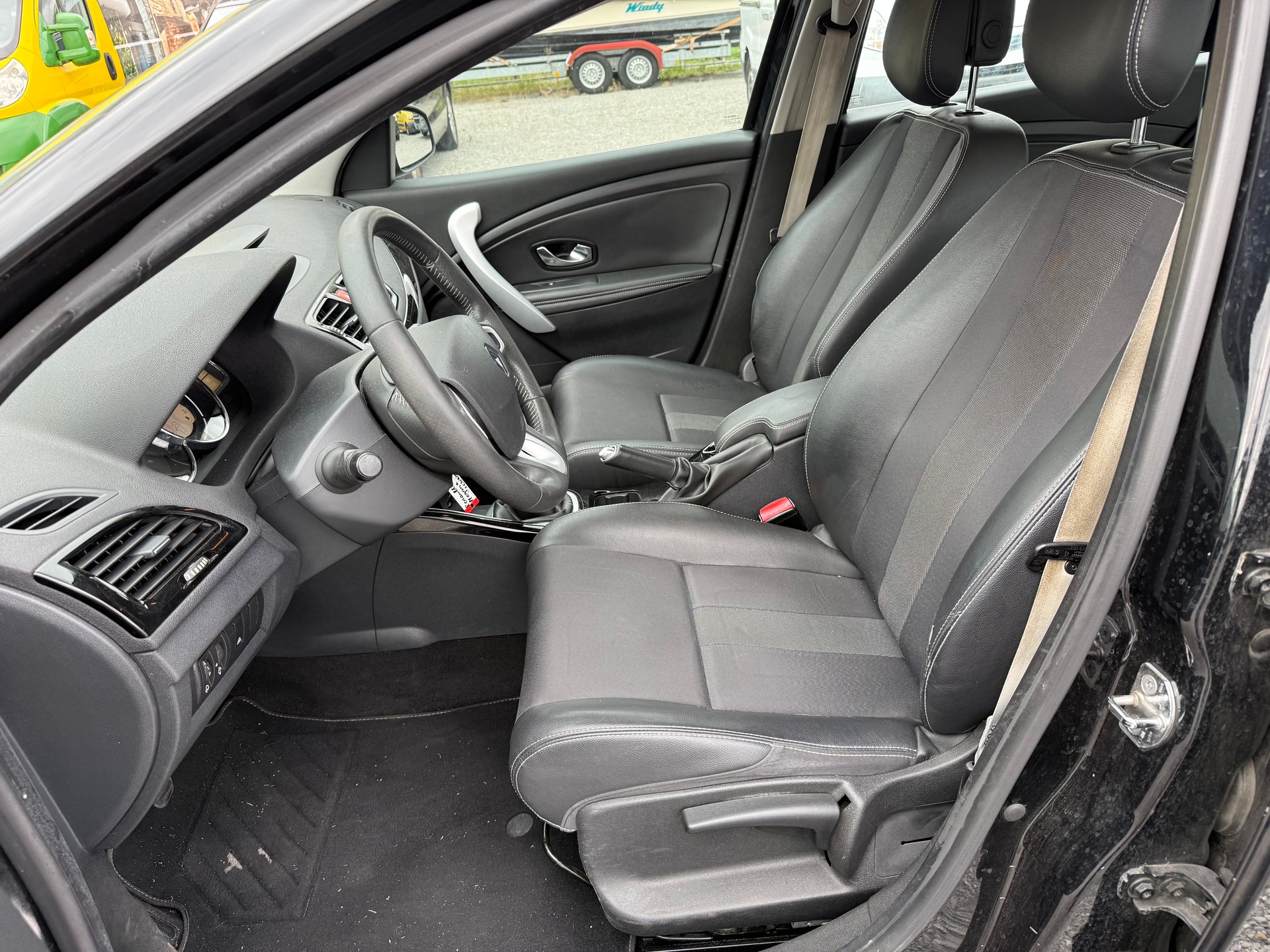 RENAULT Mégane Grandtour 1.4 16V Turbo Bose-image-10