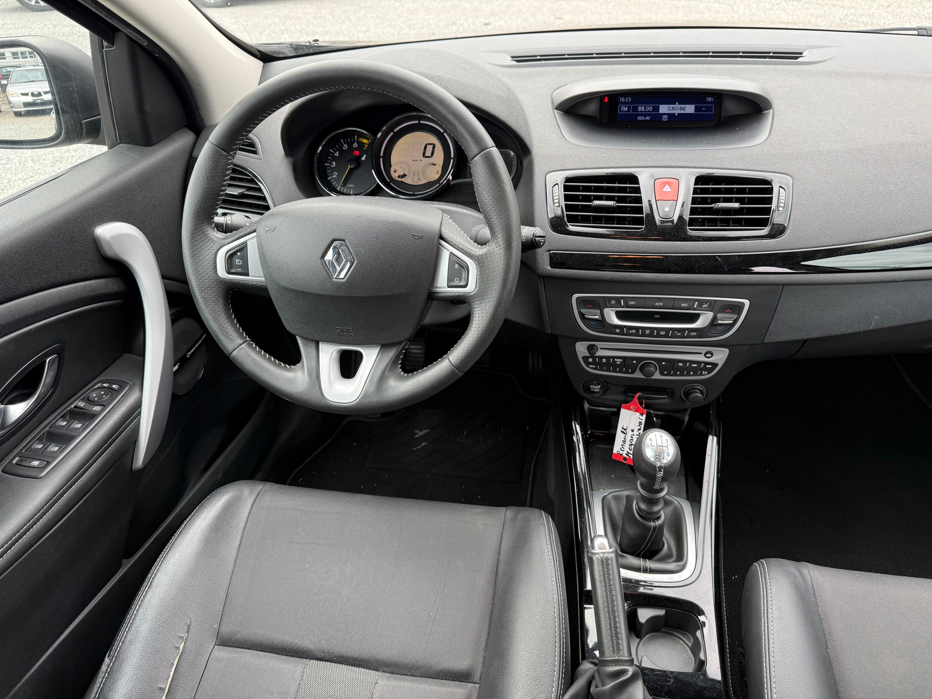 RENAULT Mégane Grandtour 1.4 16V Turbo Bose-image-8