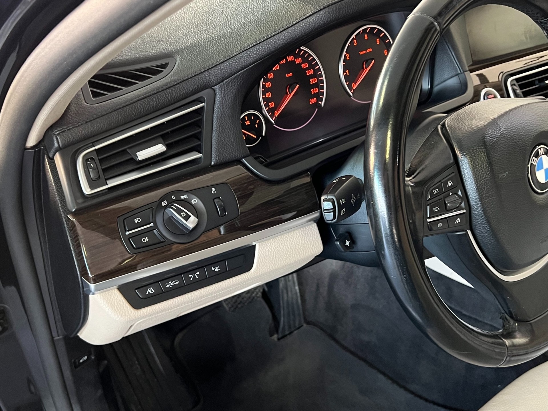 BMW 750i-image-9