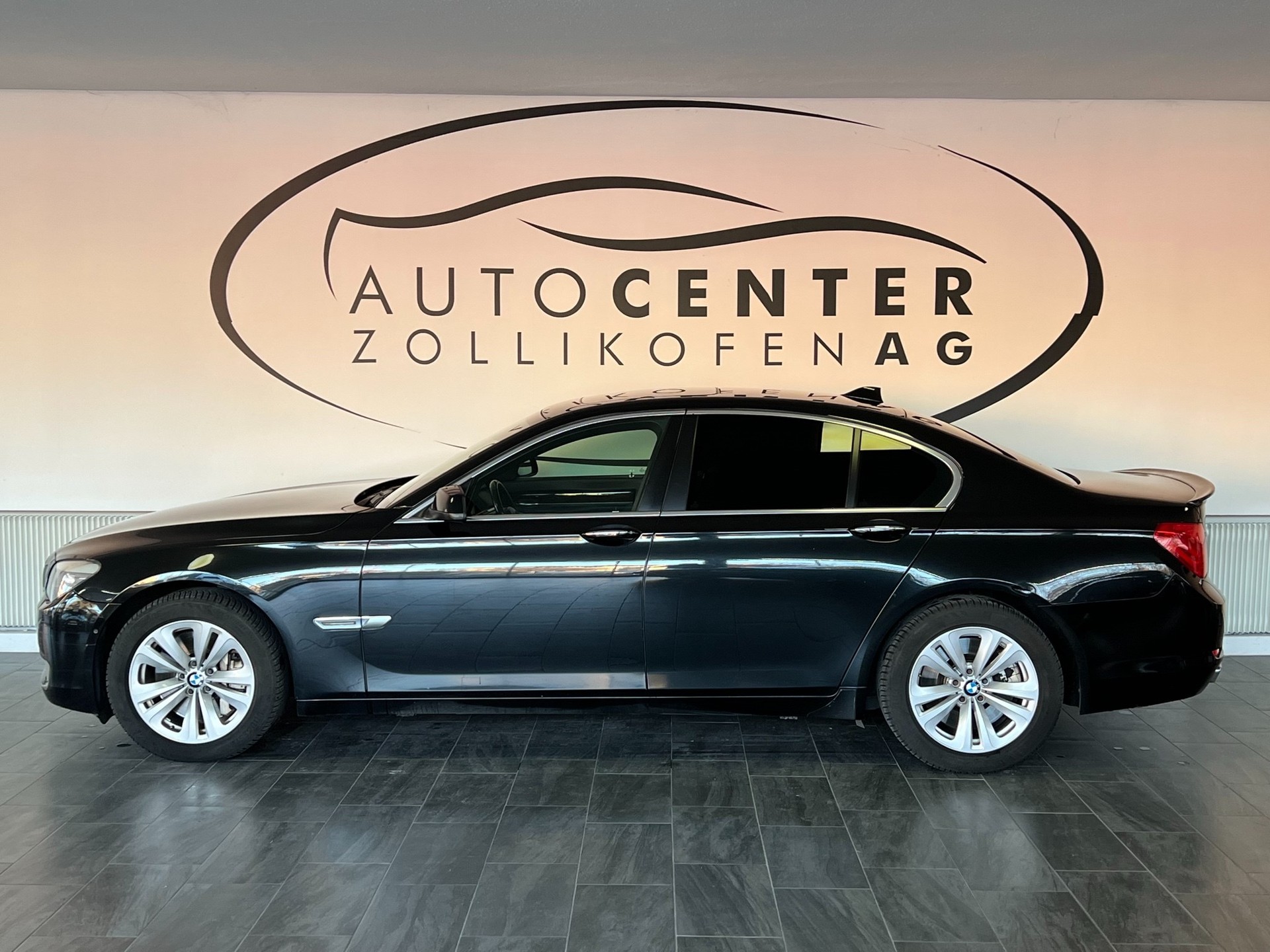 BMW 750i-image-3