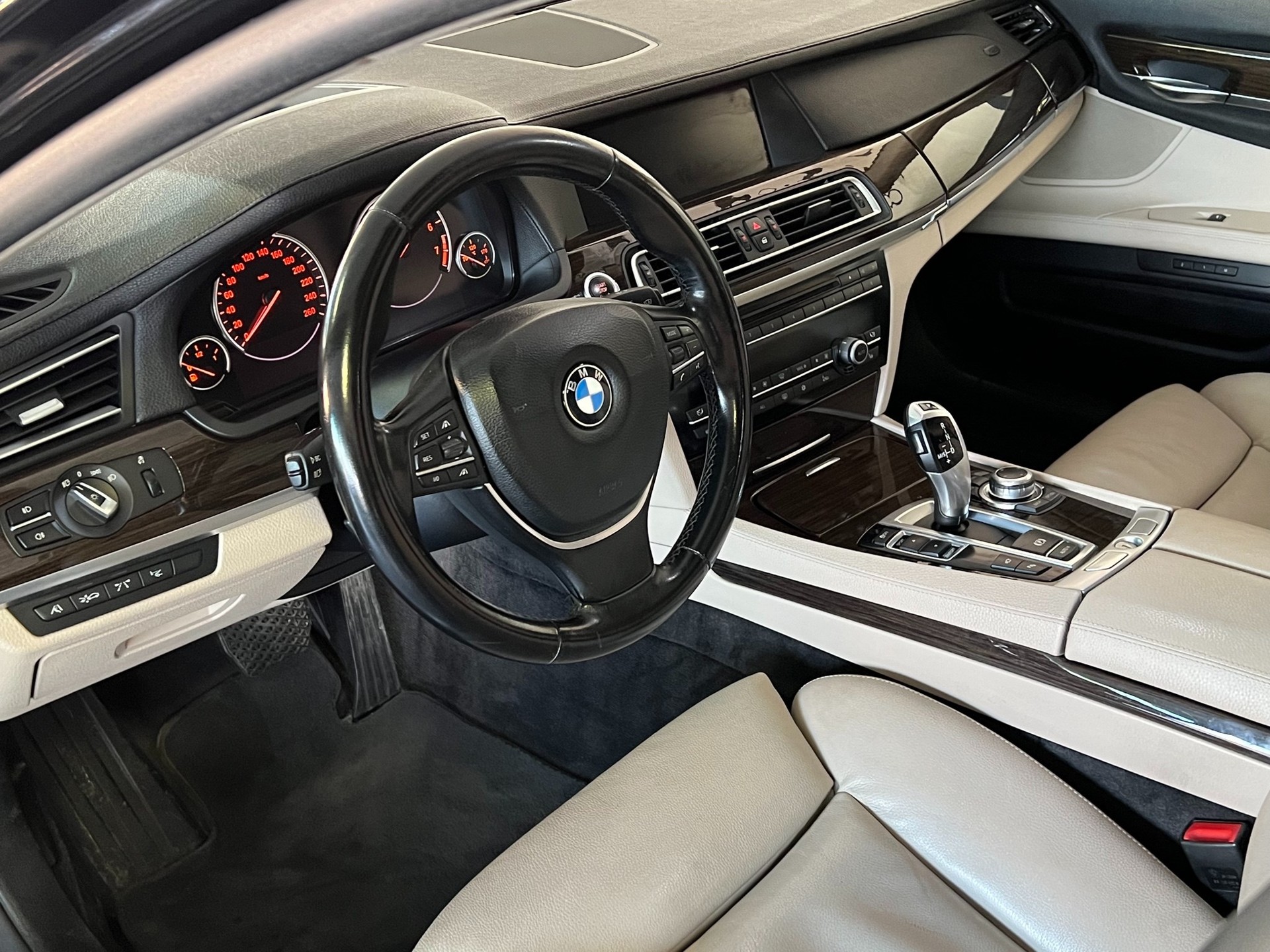 BMW 750i-image-7