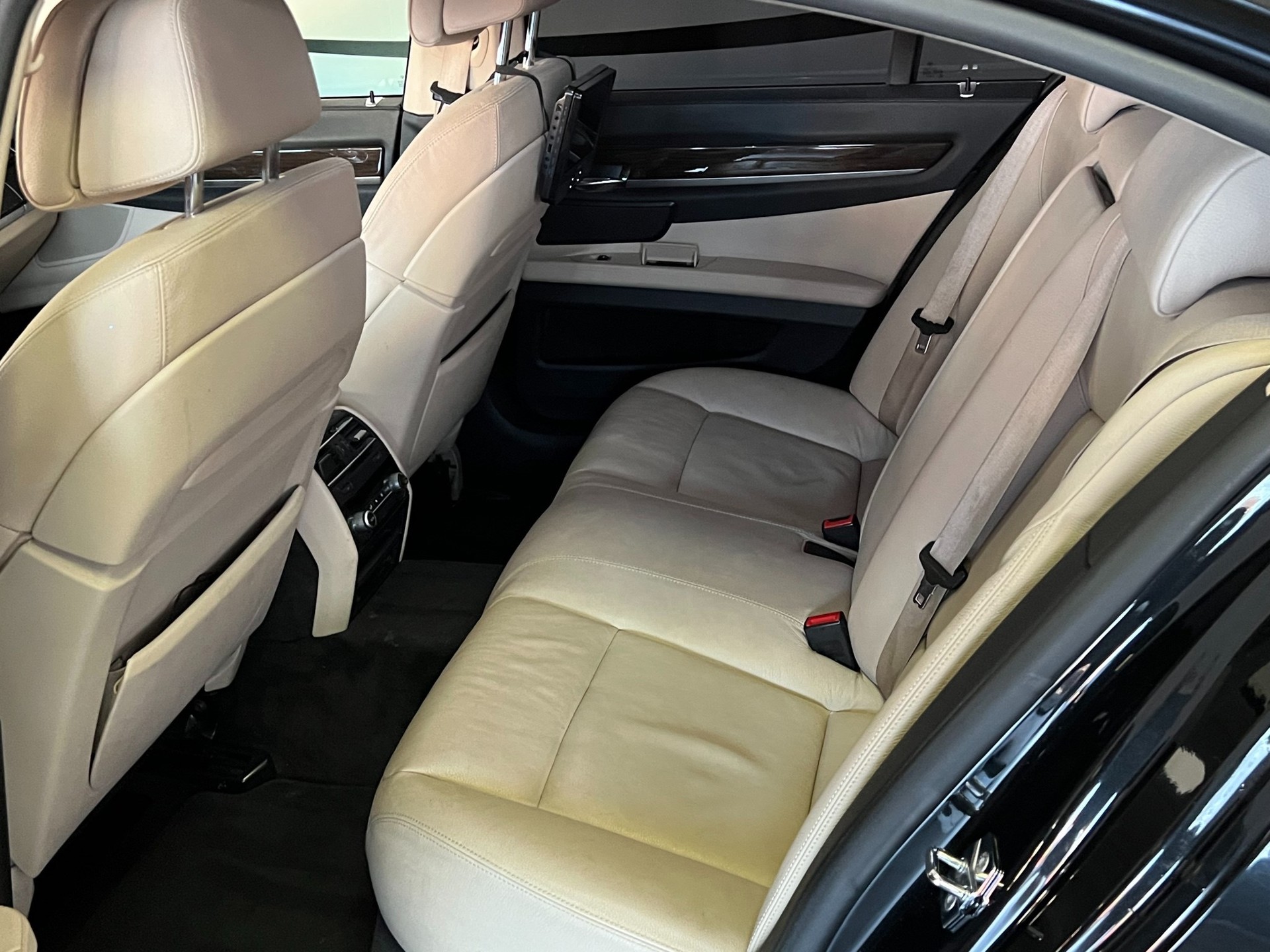 BMW 750i-image-10