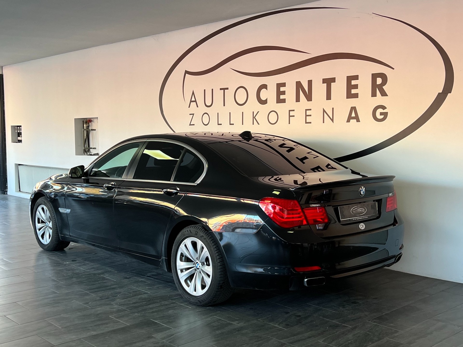 BMW 750i-image-4