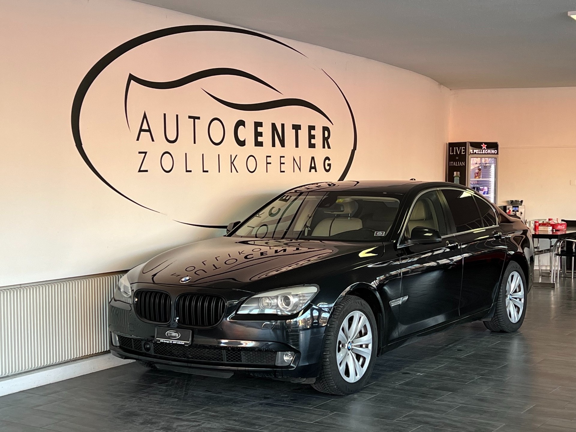 BMW 750i-image-1