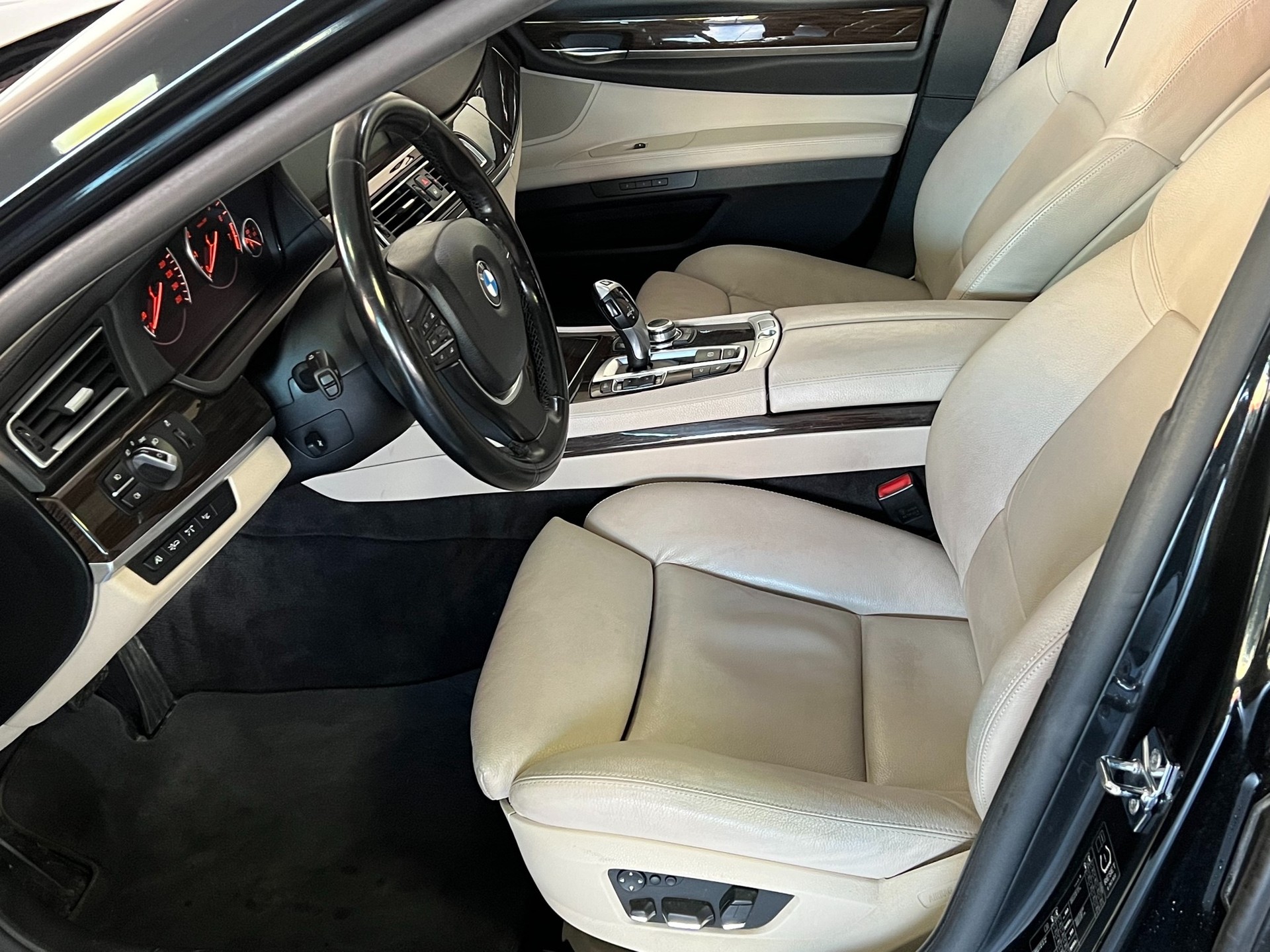BMW 750i-image-6