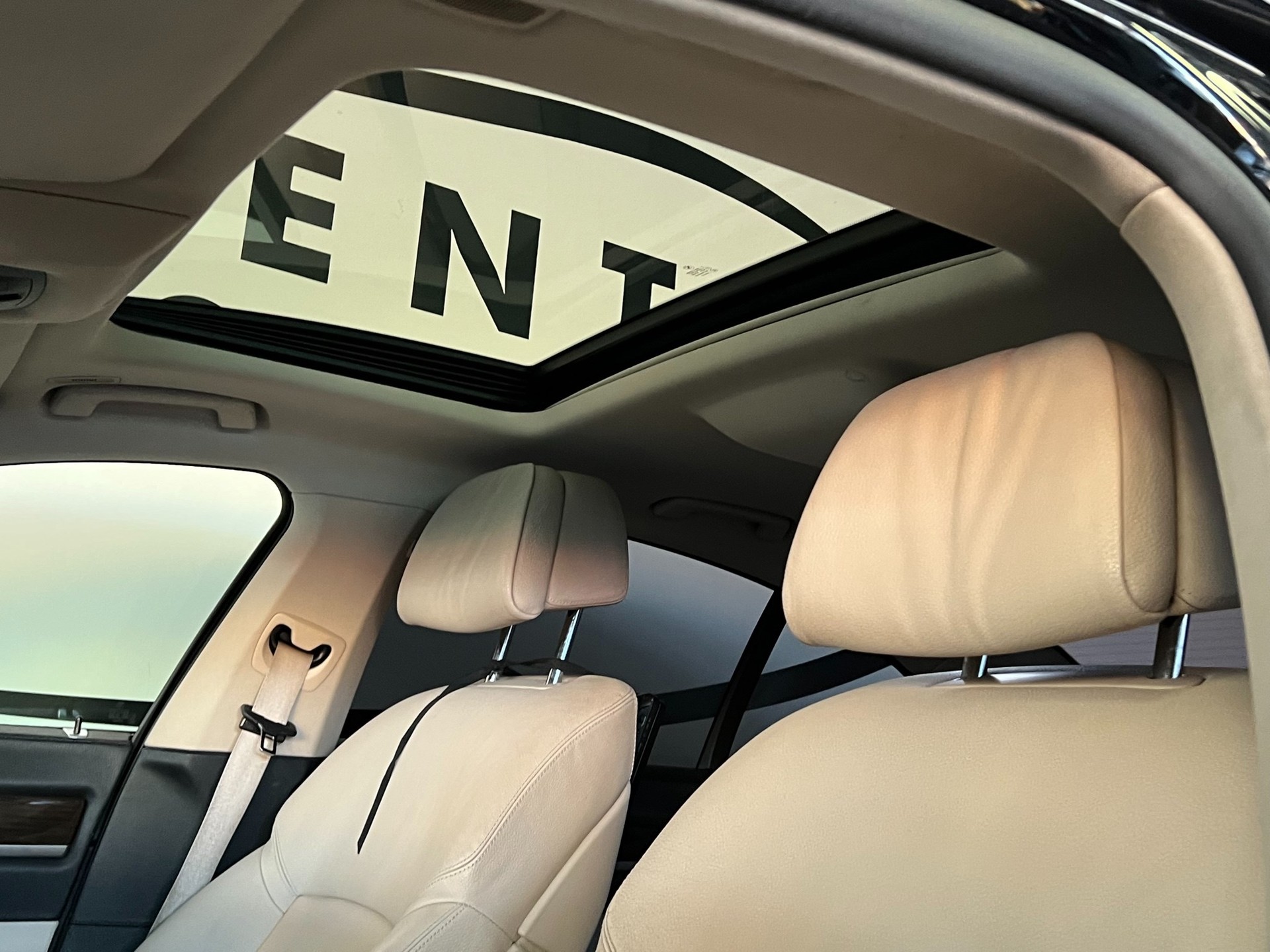 BMW 750i-image-8