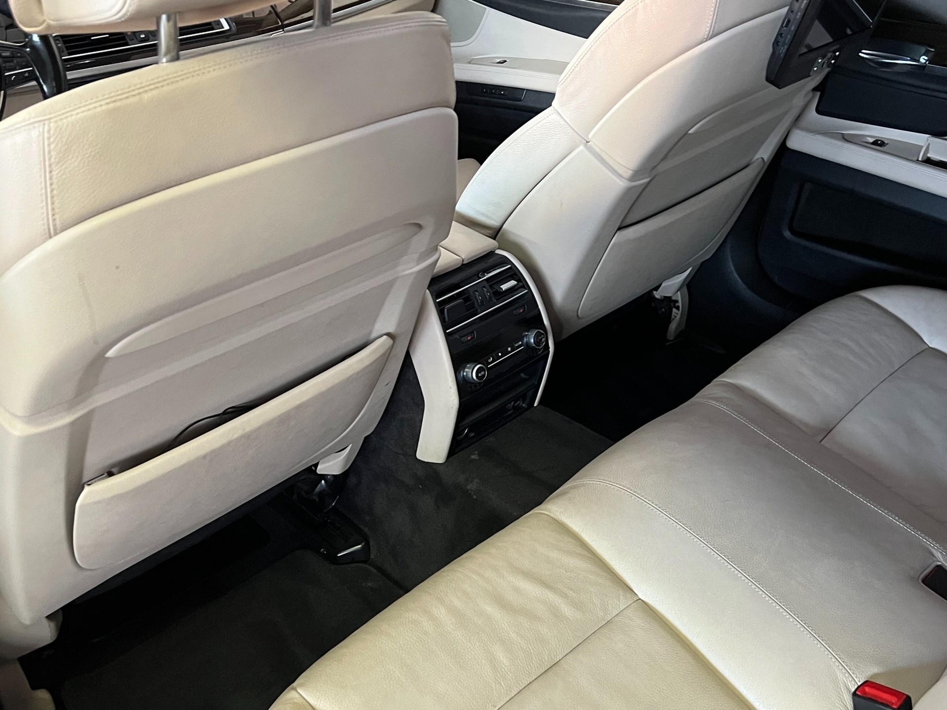 BMW 750i-image-11