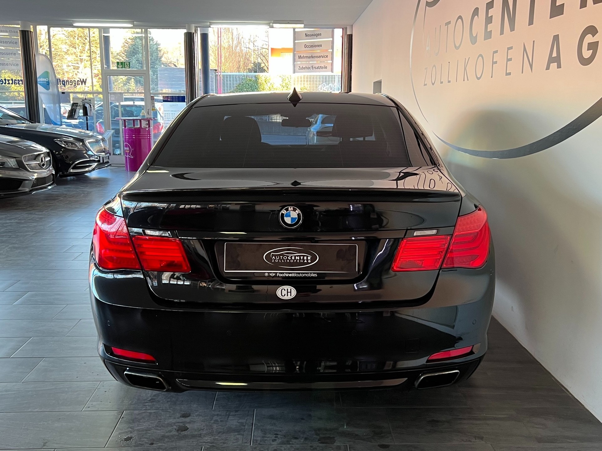 BMW 750i-image-5