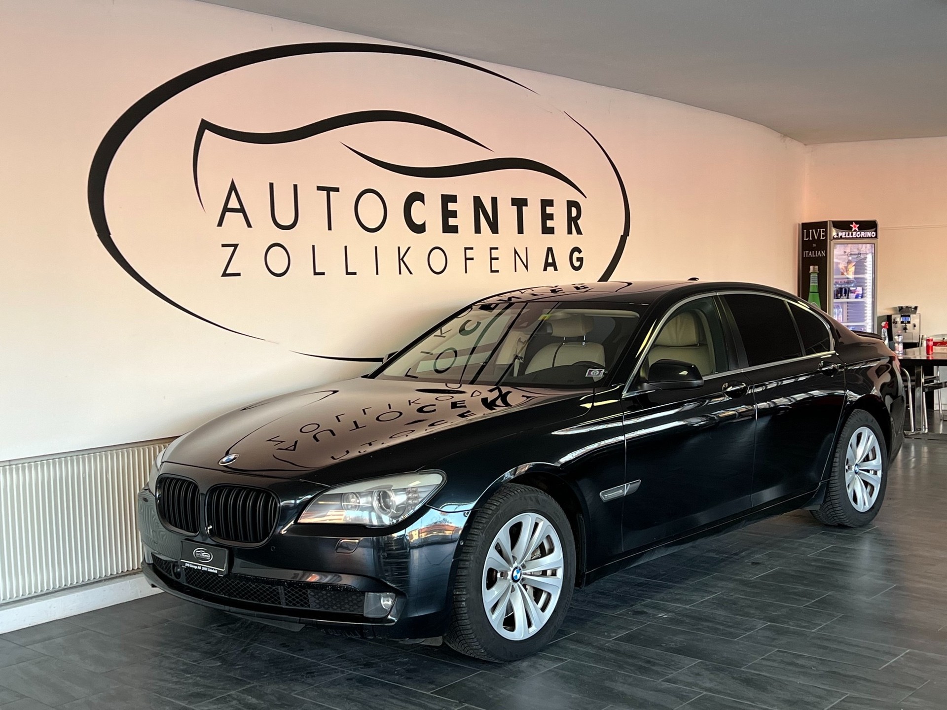BMW 750i-image-0