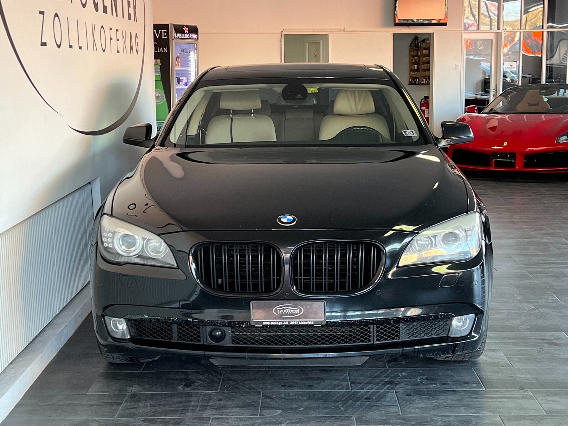 BMW 750i-image-2