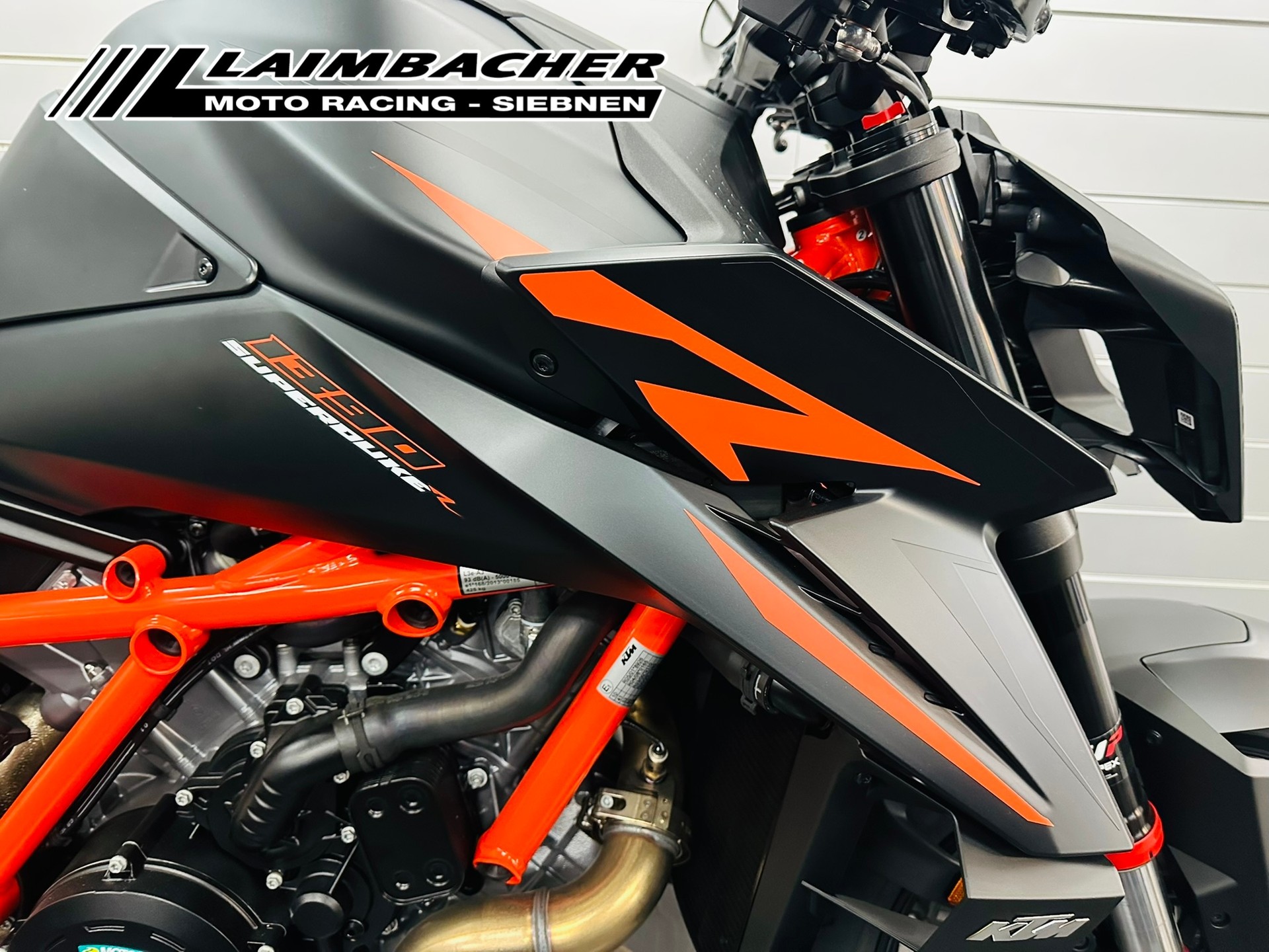 KTM 1390 Super Duke R-showroom-element-1