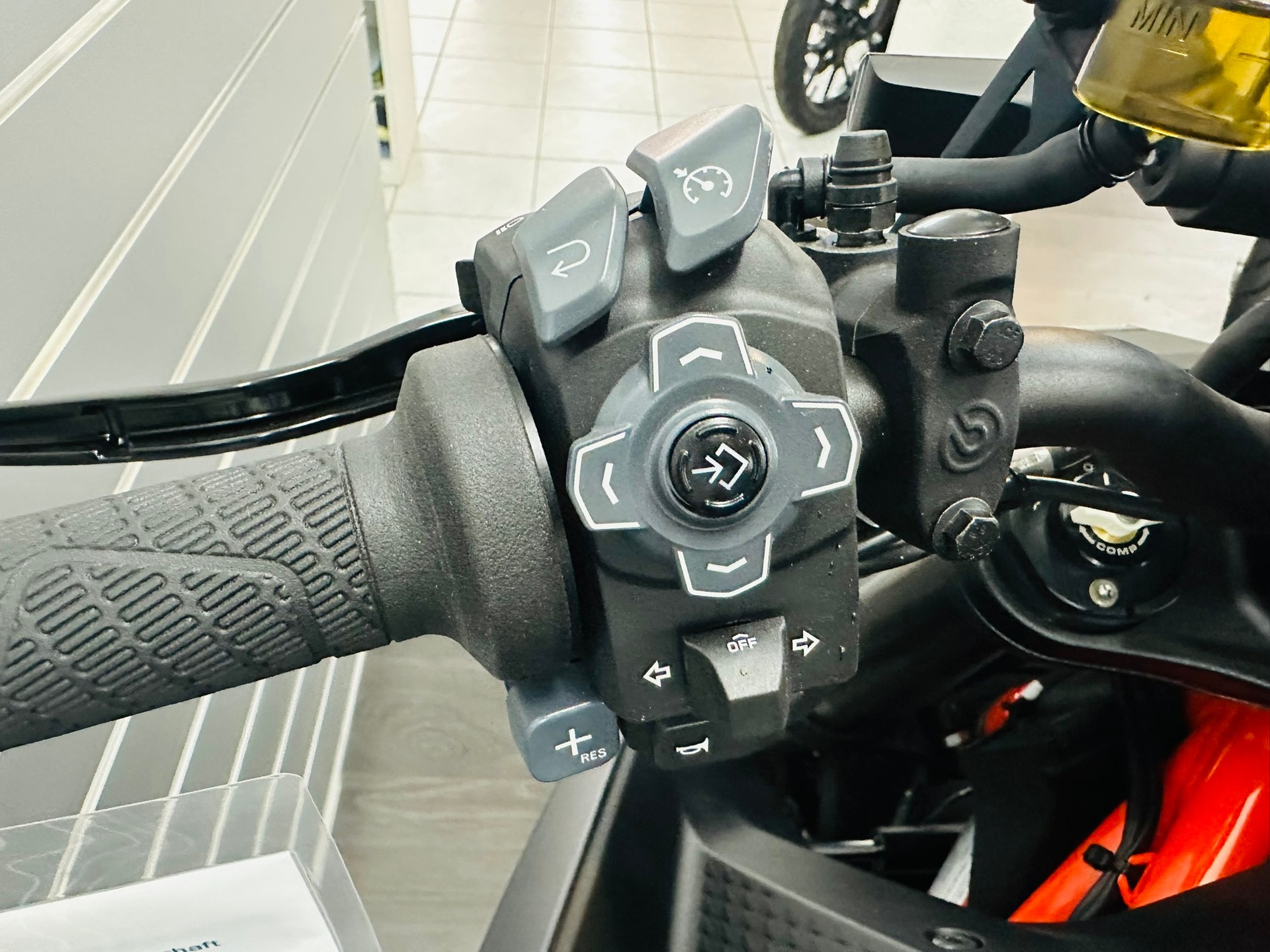 KTM 1390 Super Duke R-image-11