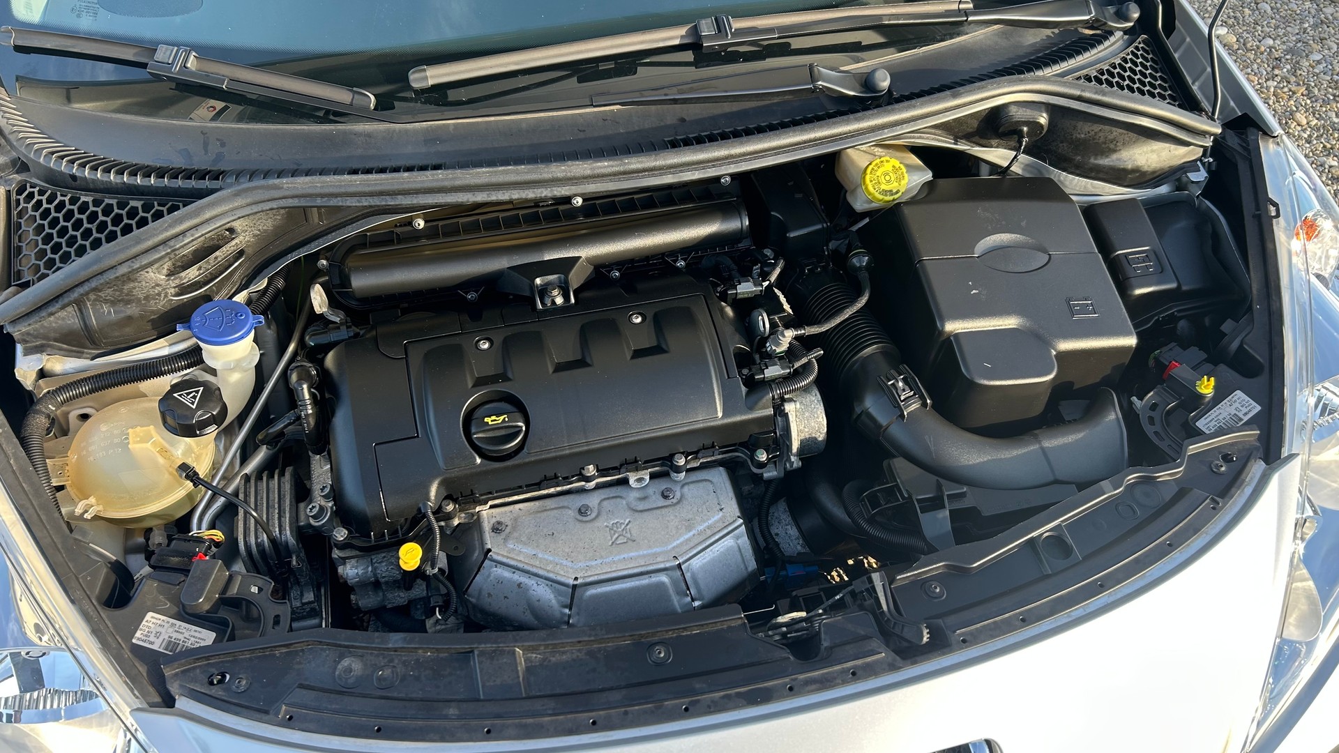 PEUGEOT 207 1.4 16V Swiss Edition-image-25