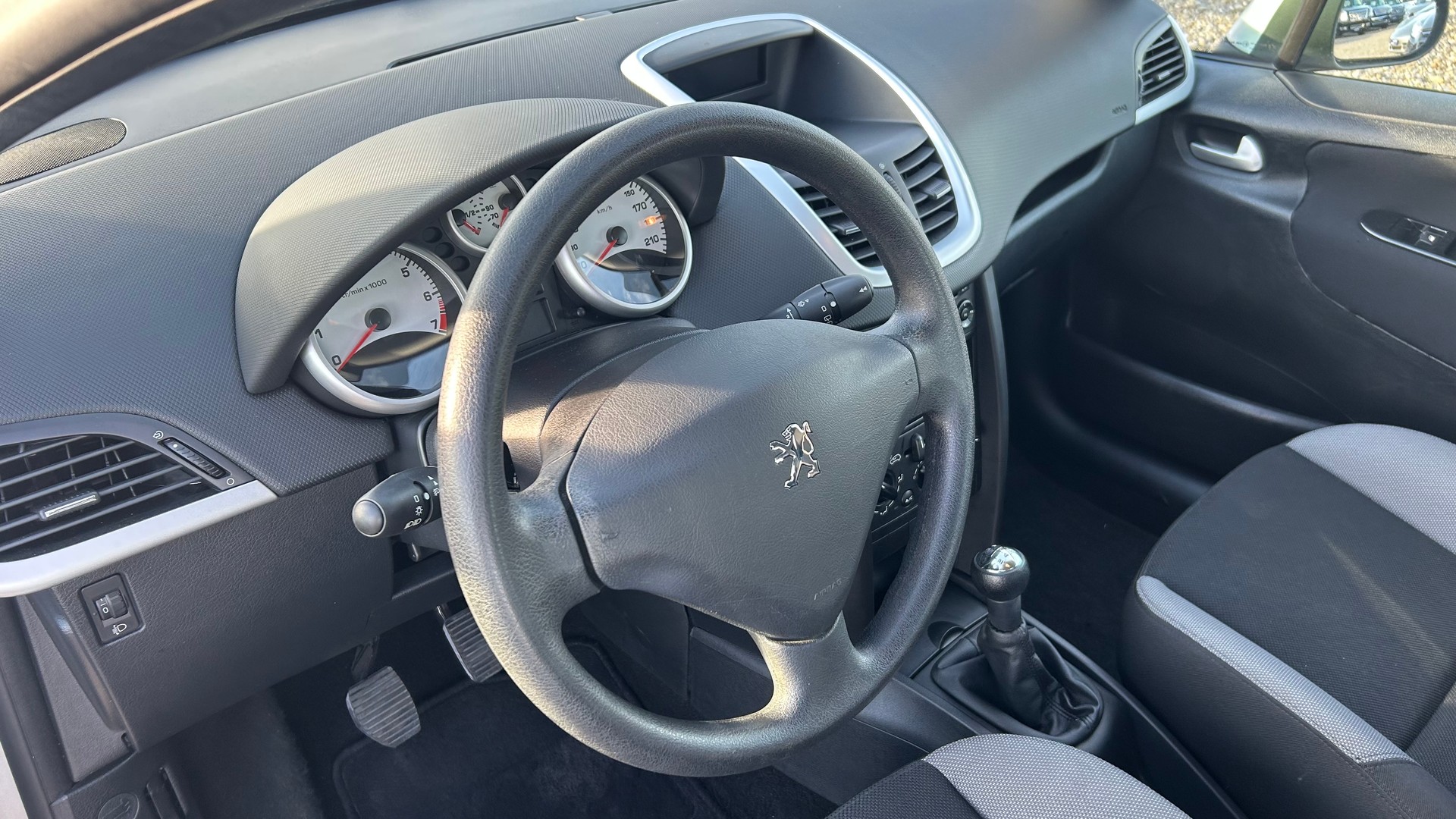 PEUGEOT 207 1.4 16V Swiss Edition-image-2