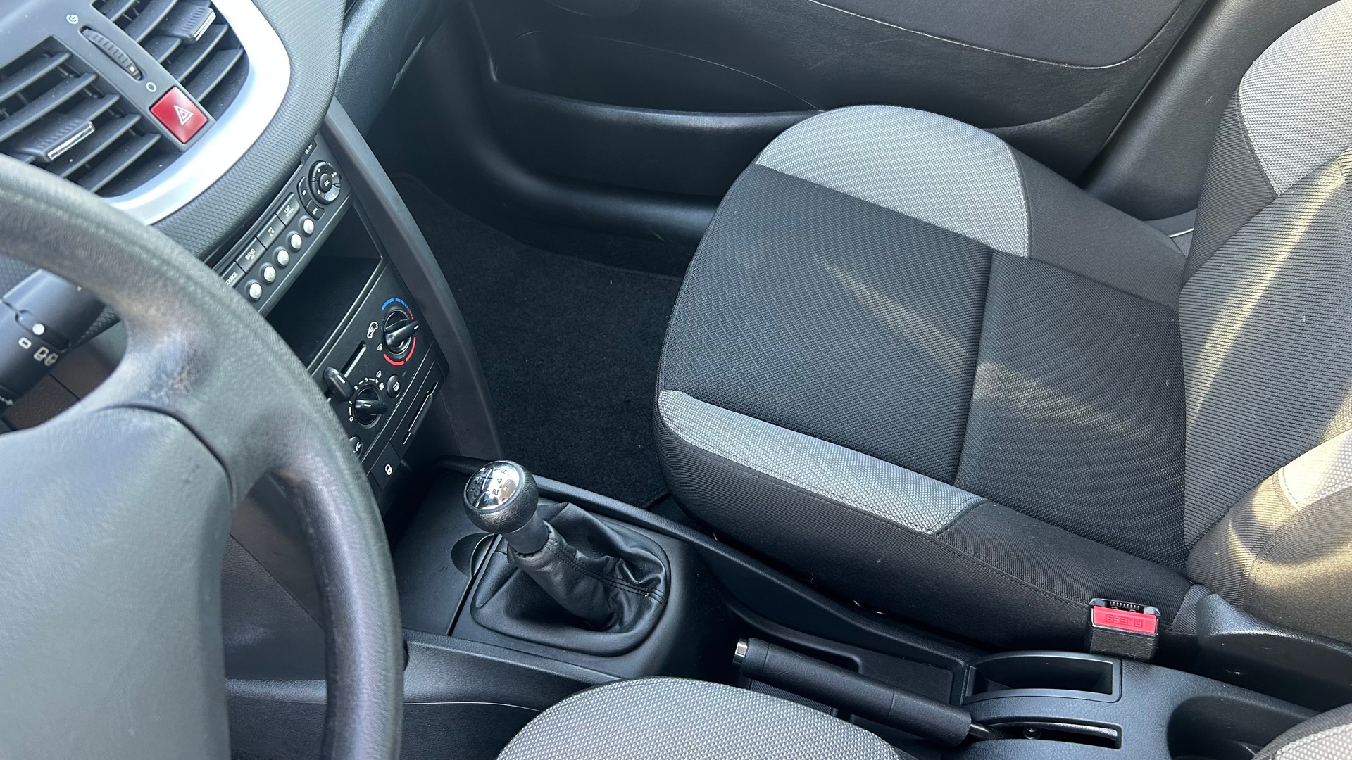 PEUGEOT 207 1.4 16V Swiss Edition-image-5