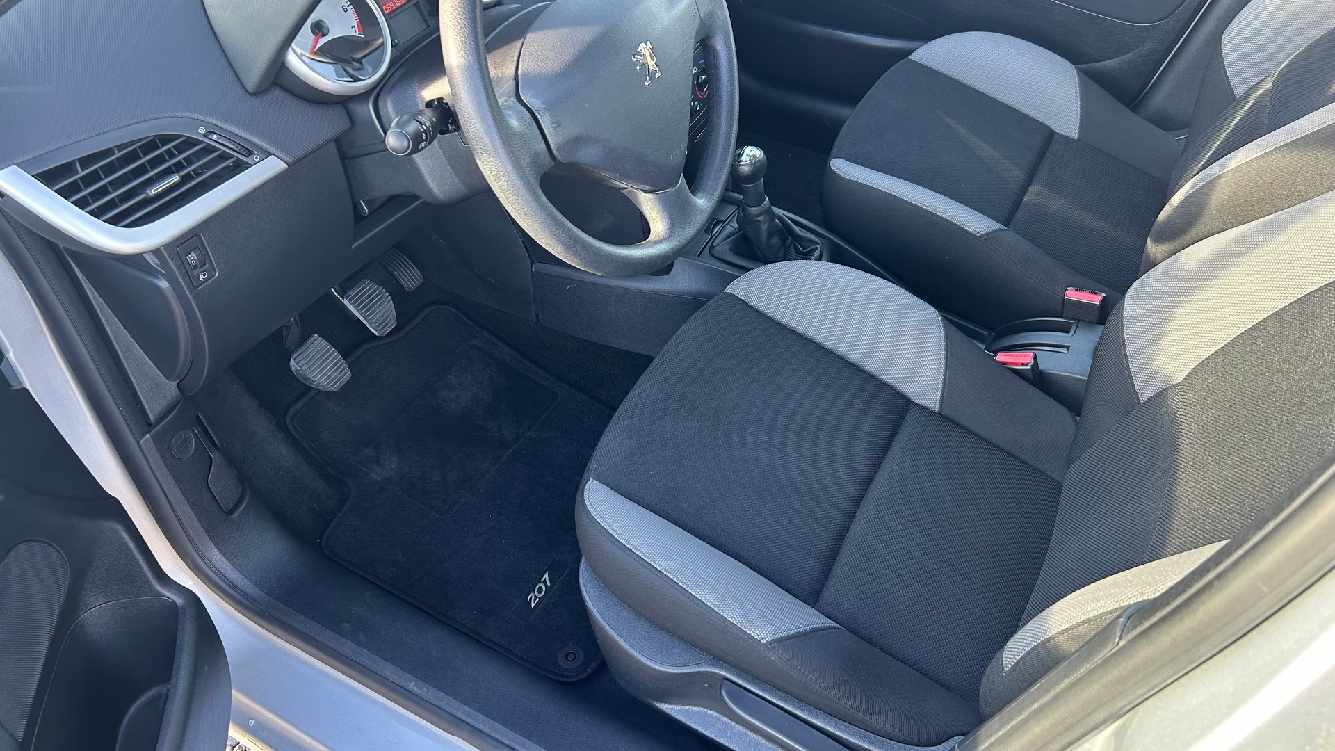 PEUGEOT 207 1.4 16V Swiss Edition-image-1