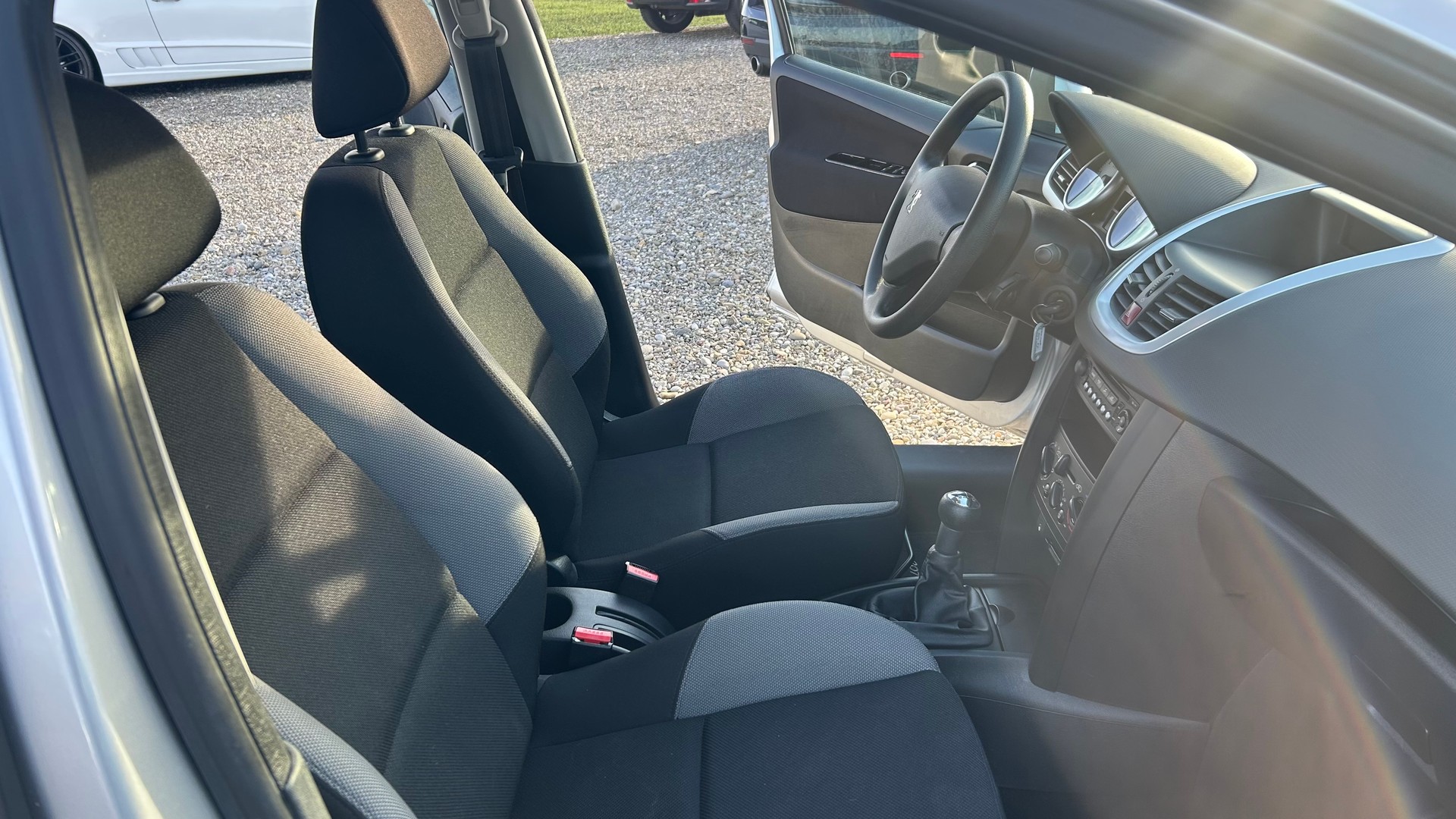 PEUGEOT 207 1.4 16V Swiss Edition-image-8