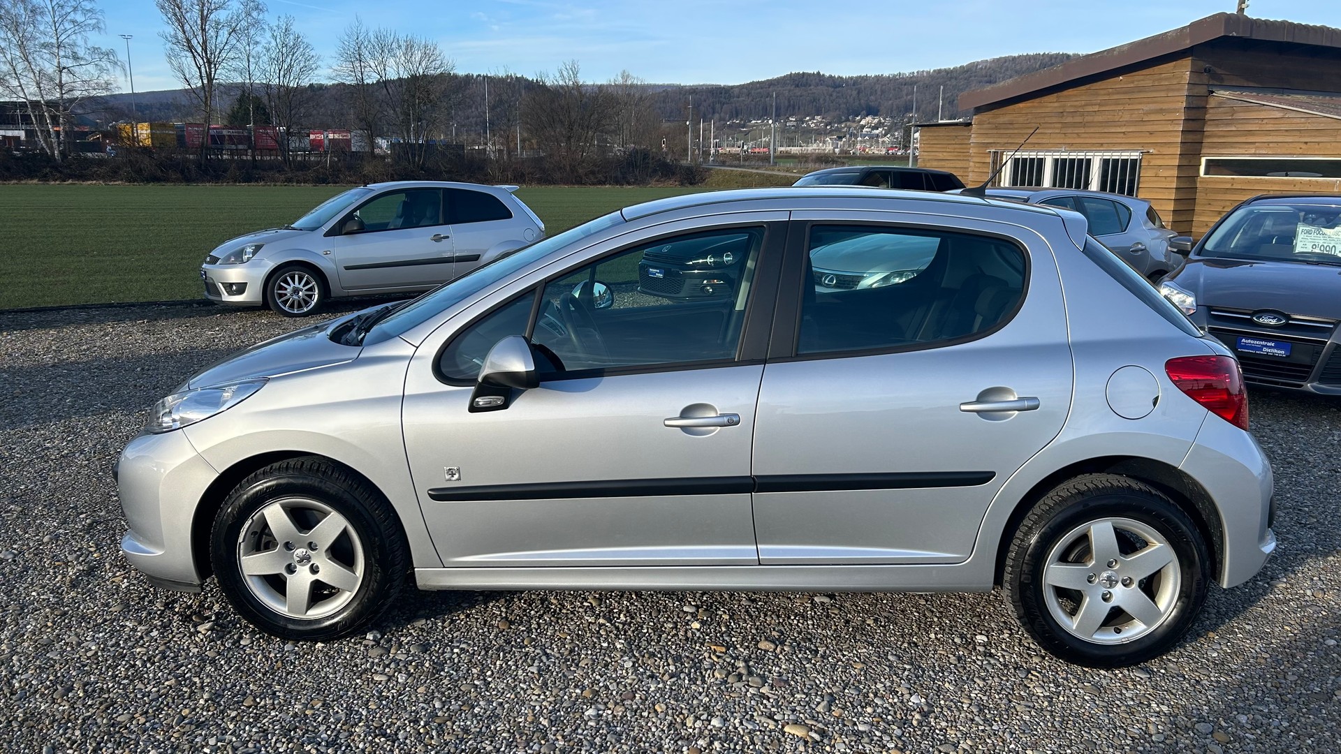 PEUGEOT 207 1.4 16V Swiss Edition-image-13