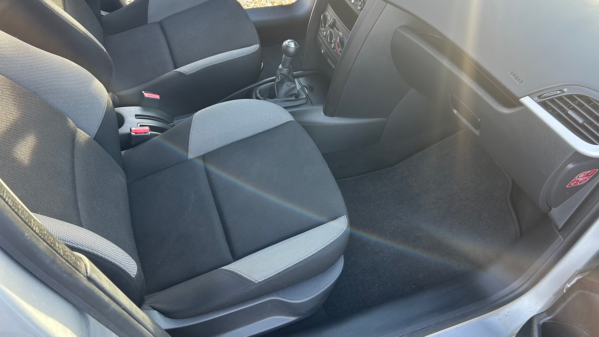 PEUGEOT 207 1.4 16V Swiss Edition-image-9