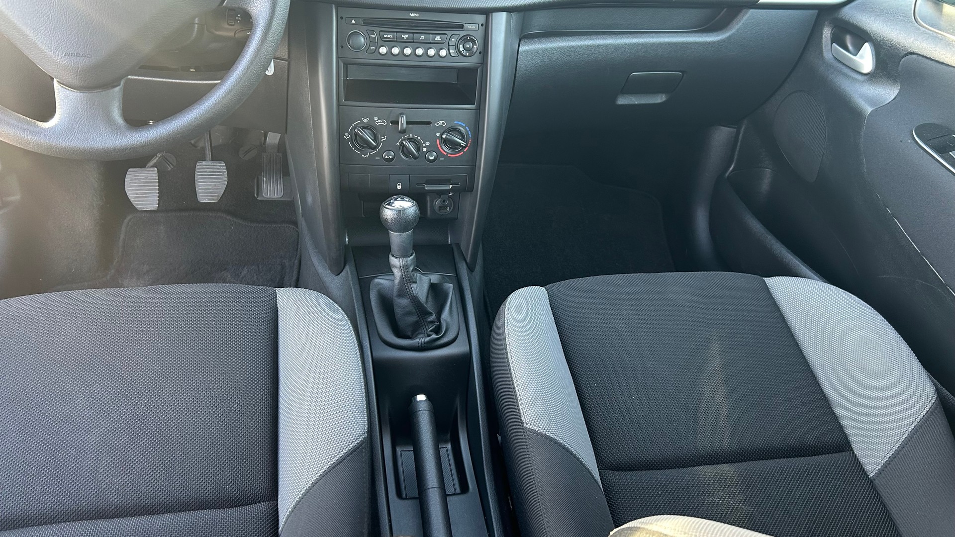 PEUGEOT 207 1.4 16V Swiss Edition-image-6