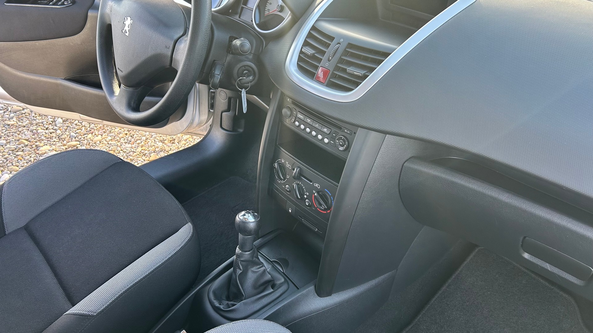PEUGEOT 207 1.4 16V Swiss Edition-image-7